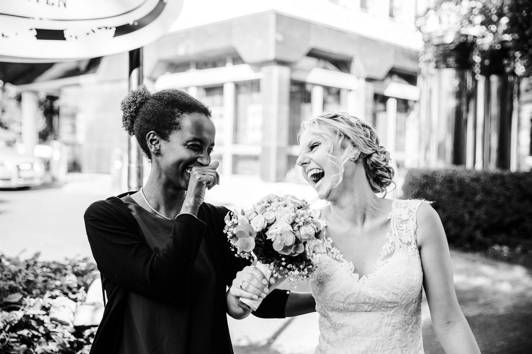 Nina-Buschenhofen-Reportage-Hochzeit-Hotel-Post-Wiehl-Köln-Fotografie-Scheune-Kirche-Vintage