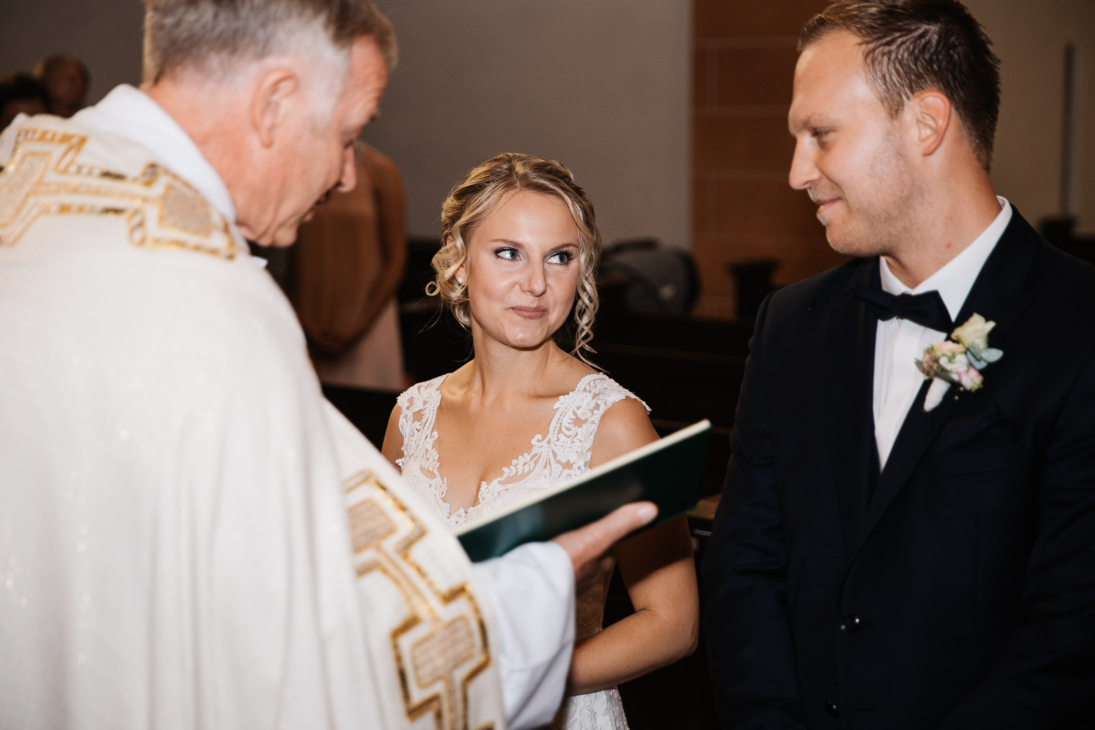 Nina-Buschenhofen-Reportage-Hochzeit-Hotel-Post-Wiehl-Köln-Fotografie-Scheune-Kirche-Vintage