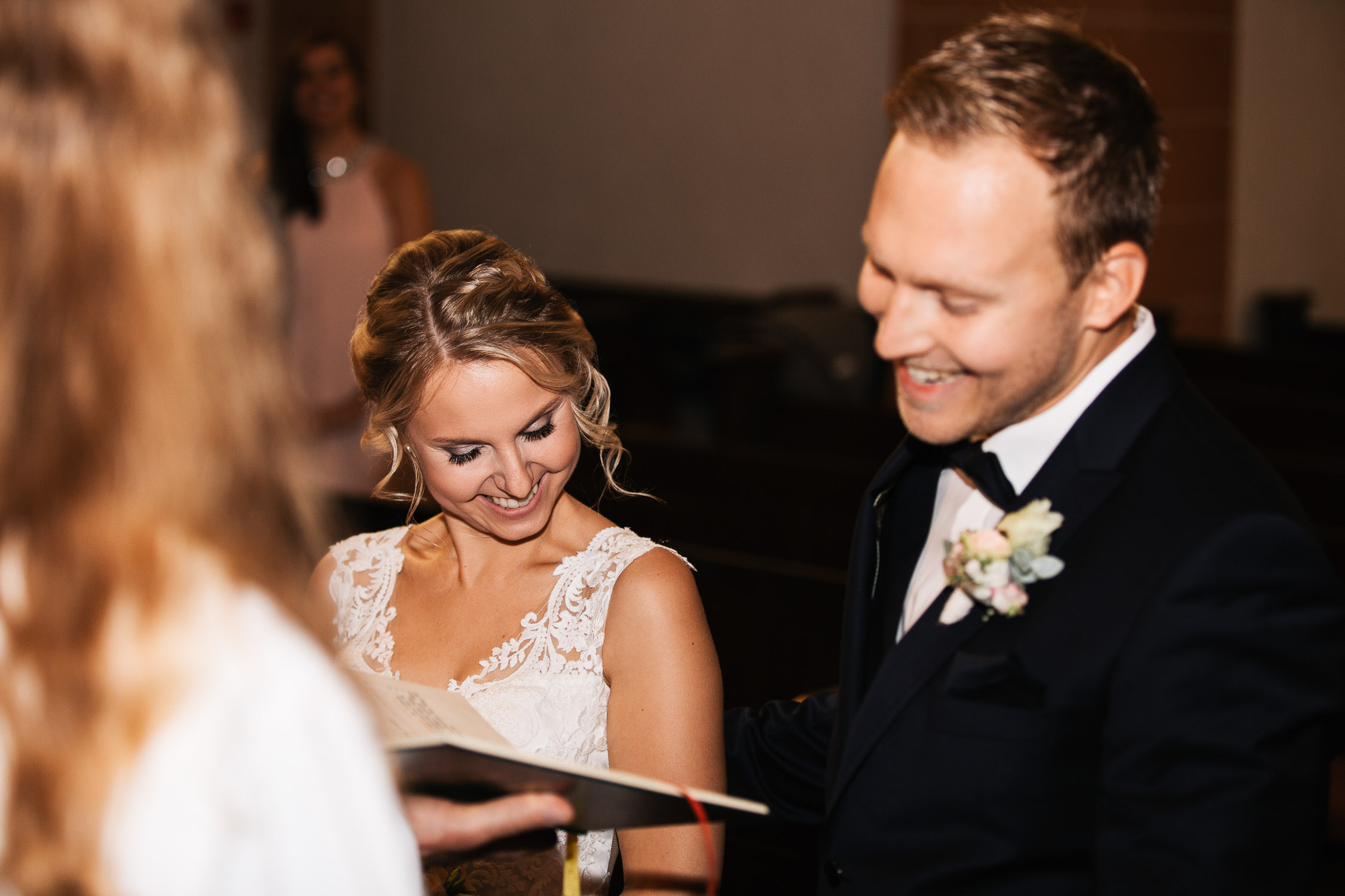 Nina-Buschenhofen-Reportage-Hochzeit-Hotel-Post-Wiehl-Köln-Fotografie-Scheune-Kirche-Vintage