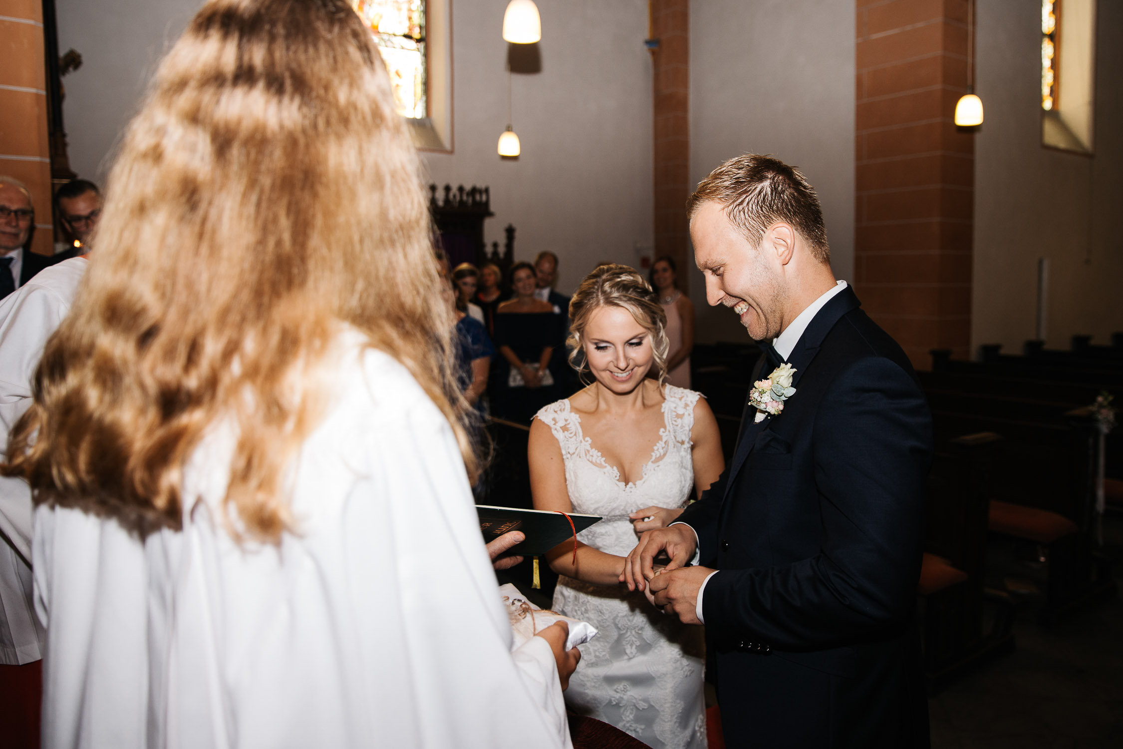 Nina-Buschenhofen-Reportage-Hochzeit-Hotel-Post-Wiehl-Köln-Fotografie-Scheune-Kirche-Vintage