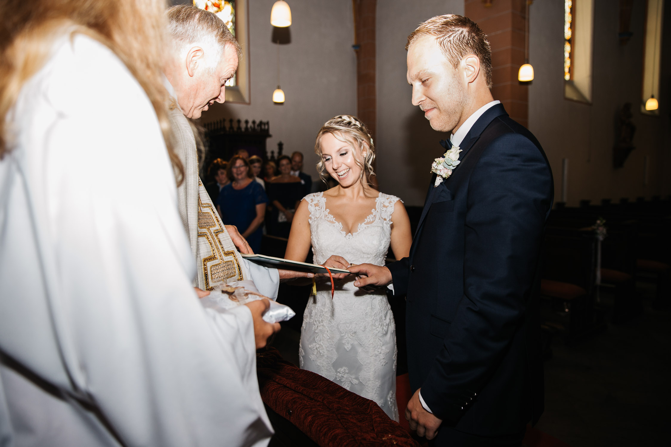 Nina-Buschenhofen-Reportage-Hochzeit-Hotel-Post-Wiehl-Köln-Fotografie-Scheune-Kirche-Vintage