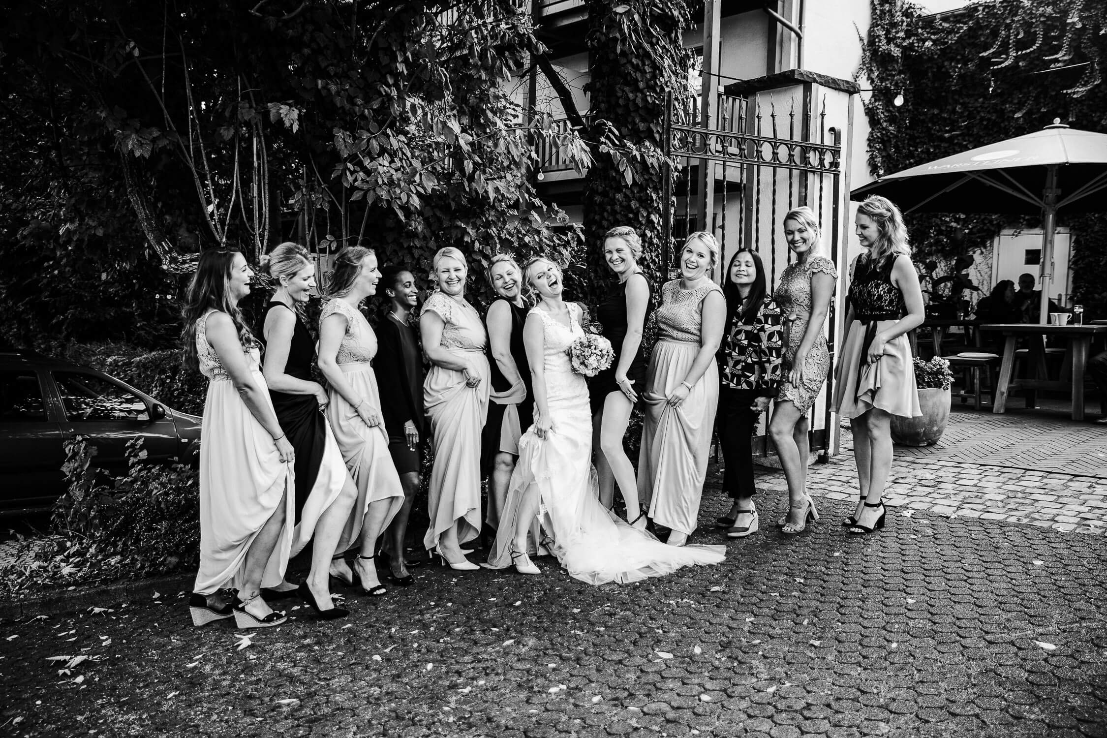 Nina-Buschenhofen-Reportage-Hochzeit-Hotel-Post-Wiehl-Köln-Fotografie-Scheune-Kirche-Vintage