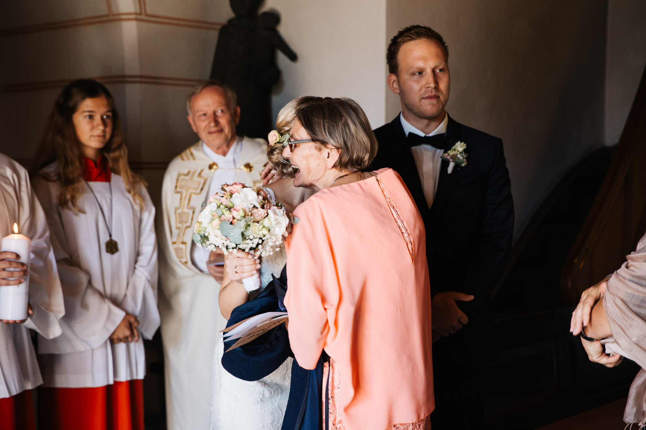 Nina-Buschenhofen-Reportage-Hochzeit-Hotel-Post-Wiehl-Köln-Fotografie-Scheune-Kirche-Vintage