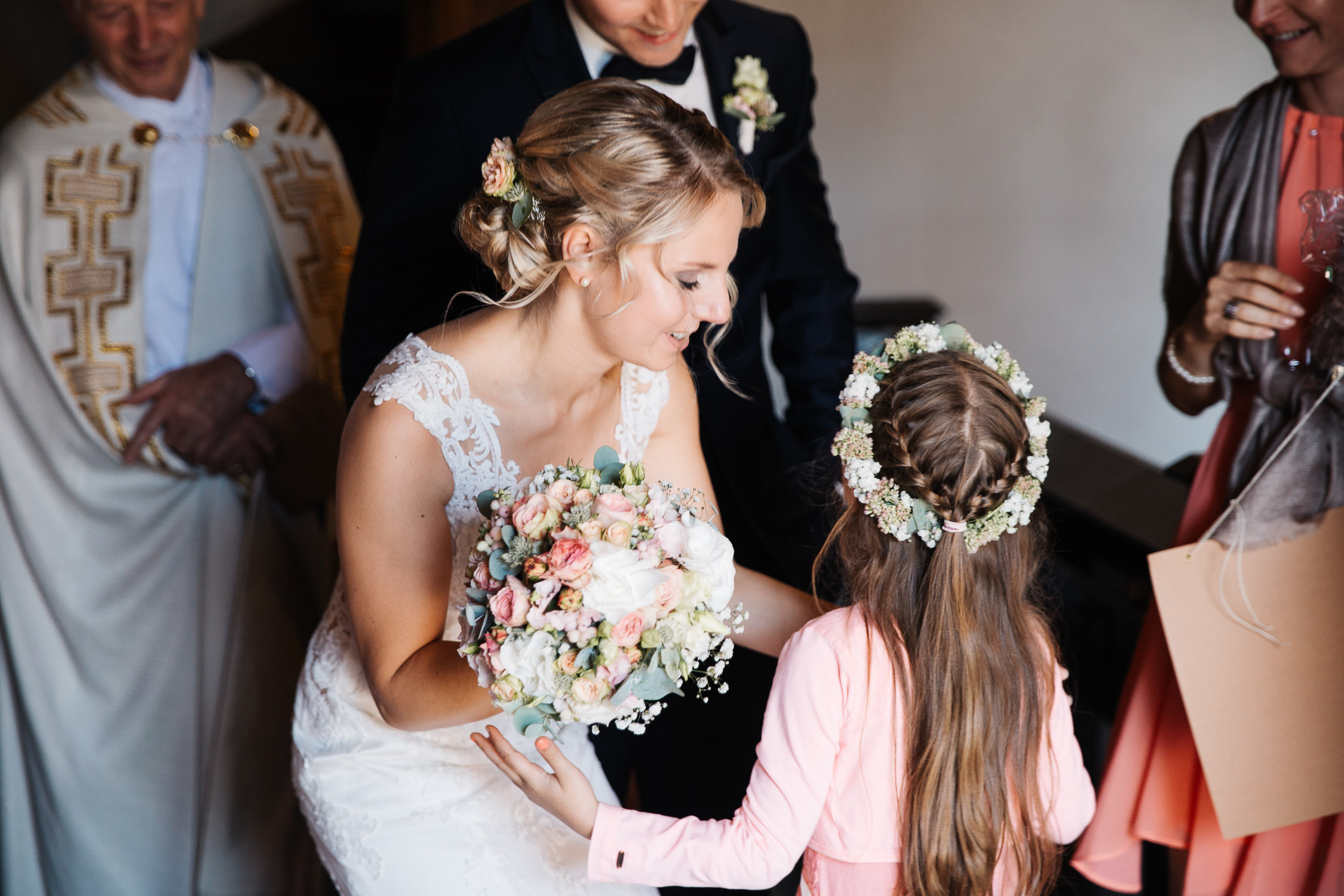 Nina-Buschenhofen-Reportage-Hochzeit-Hotel-Post-Wiehl-Köln-Fotografie-Scheune-Kirche-Vintage