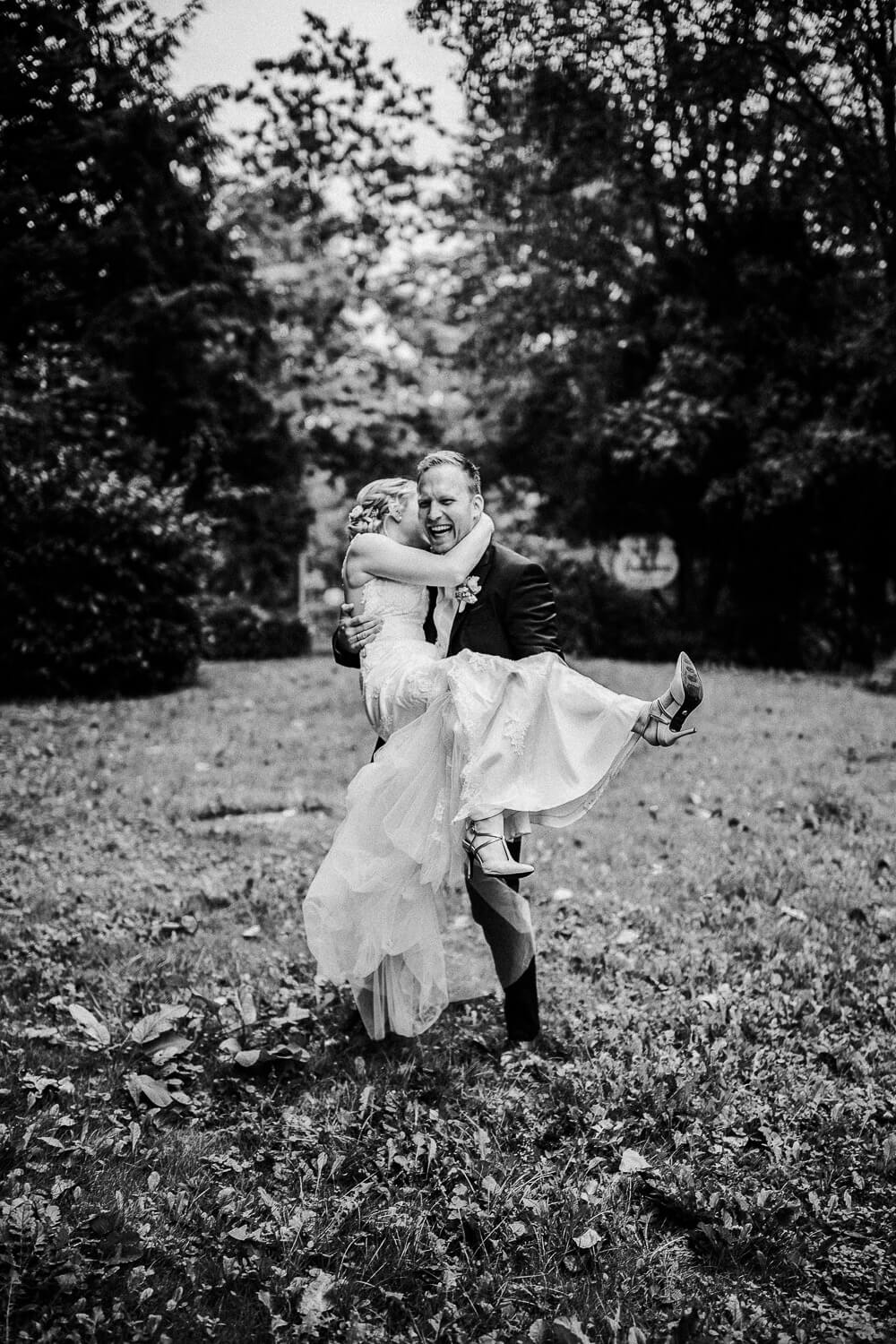 Nina-Buschenhofen-Reportage-Hochzeit-Hotel-Post-Wiehl-Köln-Fotografie-Scheune-Kirche-Vintage
