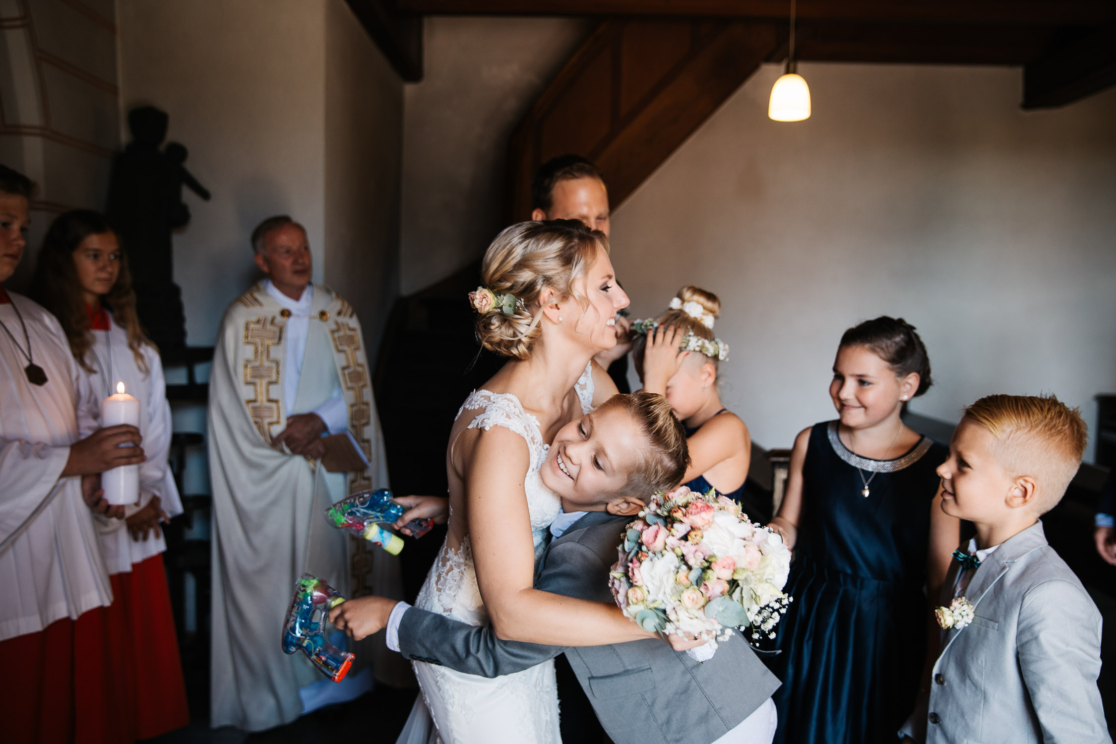 Nina-Buschenhofen-Reportage-Hochzeit-Hotel-Post-Wiehl-Köln-Fotografie-Scheune-Kirche-Vintage