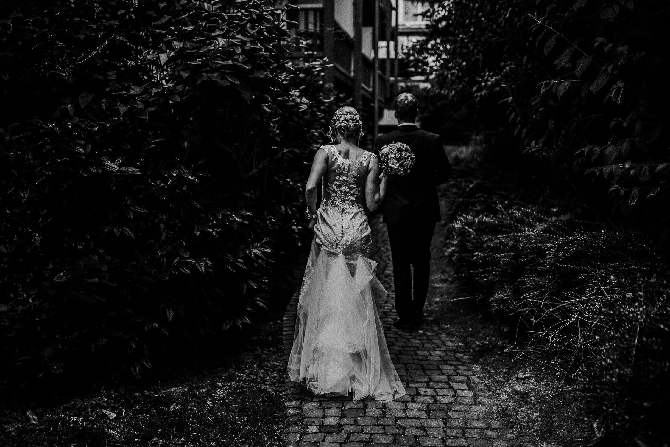 Nina-Buschenhofen-Reportage-Hochzeit-Hotel-Post-Wiehl-Köln-Fotografie-Scheune-Kirche-Vintage