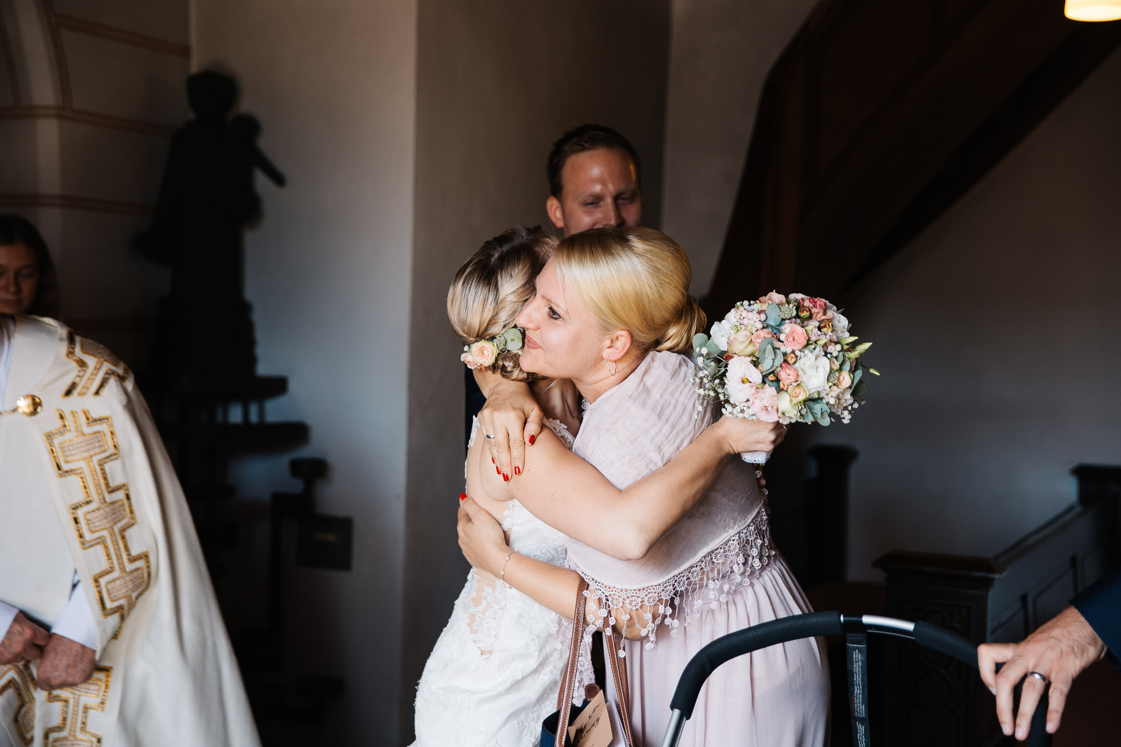 Nina-Buschenhofen-Reportage-Hochzeit-Hotel-Post-Wiehl-Köln-Fotografie-Scheune-Kirche-Vintage