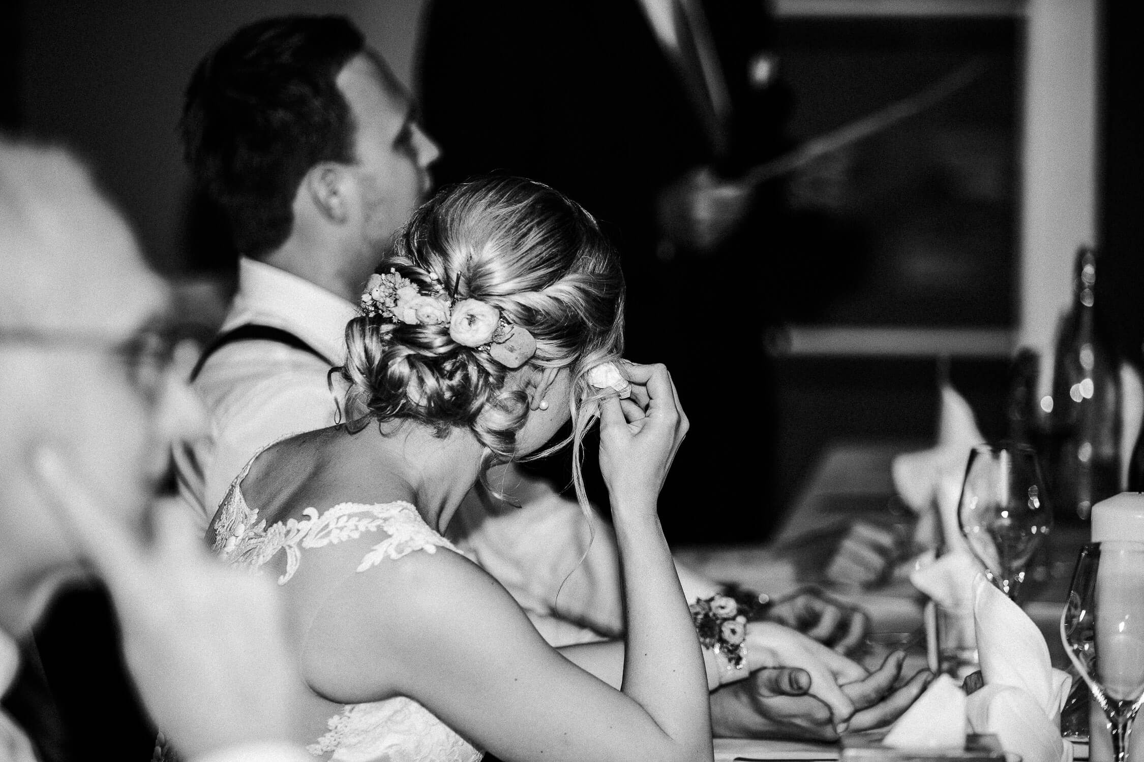 Nina-Buschenhofen-Reportage-Hochzeit-Hotel-Post-Wiehl-Köln-Fotografie-Scheune-Kirche-Vintage