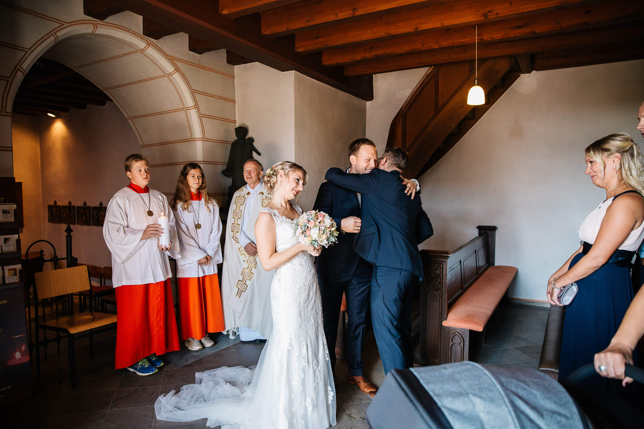 Nina-Buschenhofen-Reportage-Hochzeit-Hotel-Post-Wiehl-Köln-Fotografie-Scheune-Kirche-Vintage