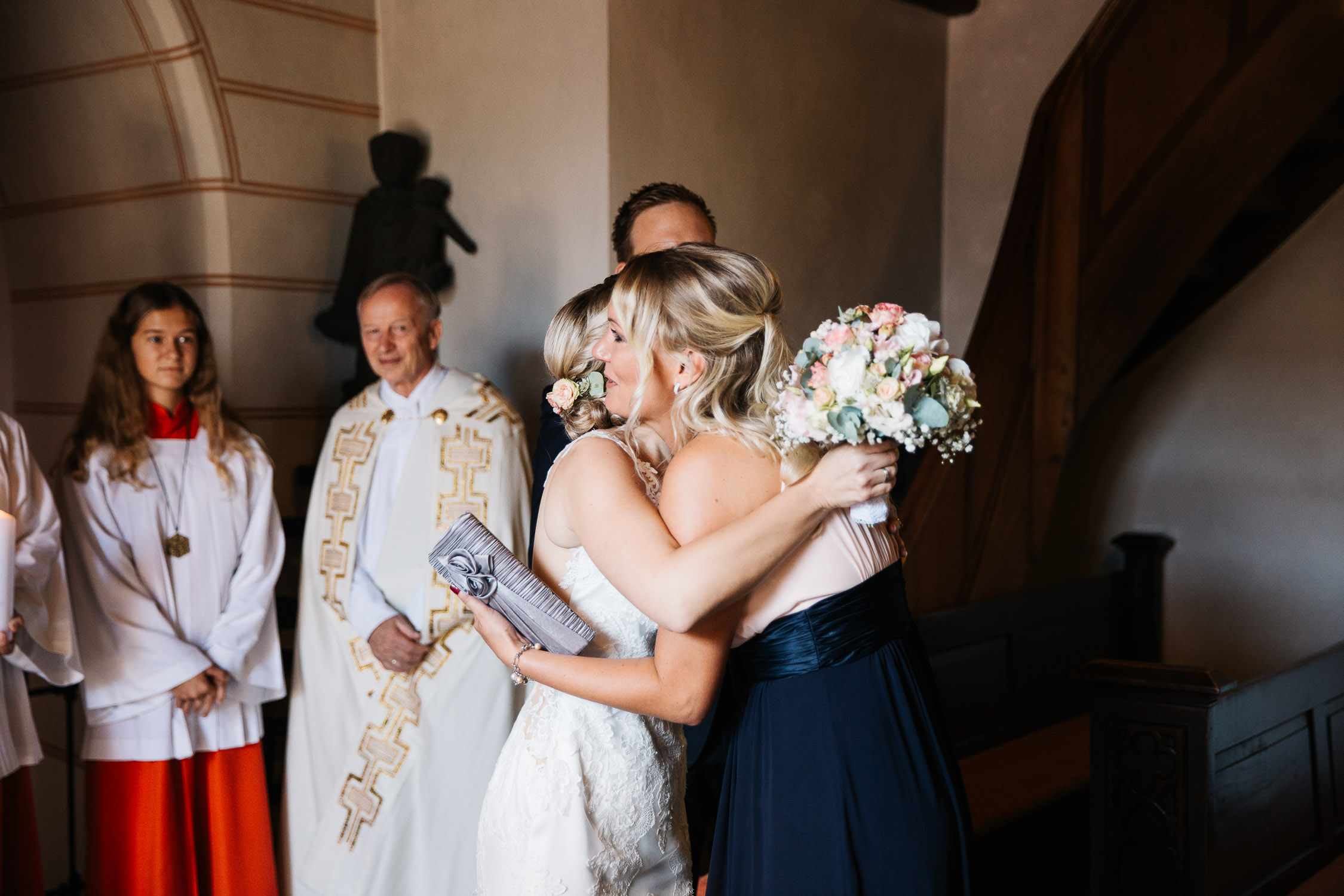 Nina-Buschenhofen-Reportage-Hochzeit-Hotel-Post-Wiehl-Köln-Fotografie-Scheune-Kirche-Vintage