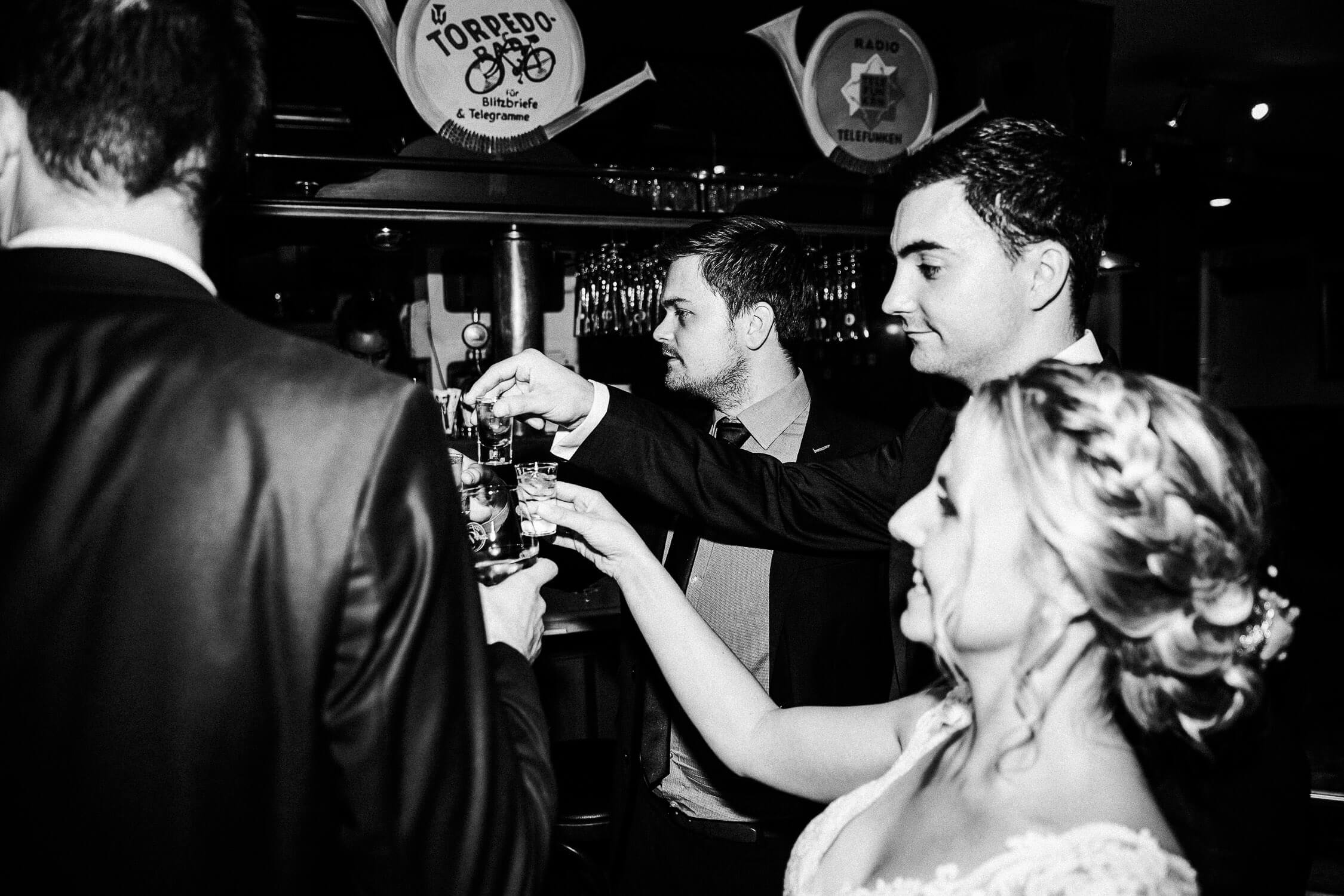 Nina-Buschenhofen-Reportage-Hochzeit-Hotel-Post-Wiehl-Köln-Fotografie-Scheune-Kirche-Vintage