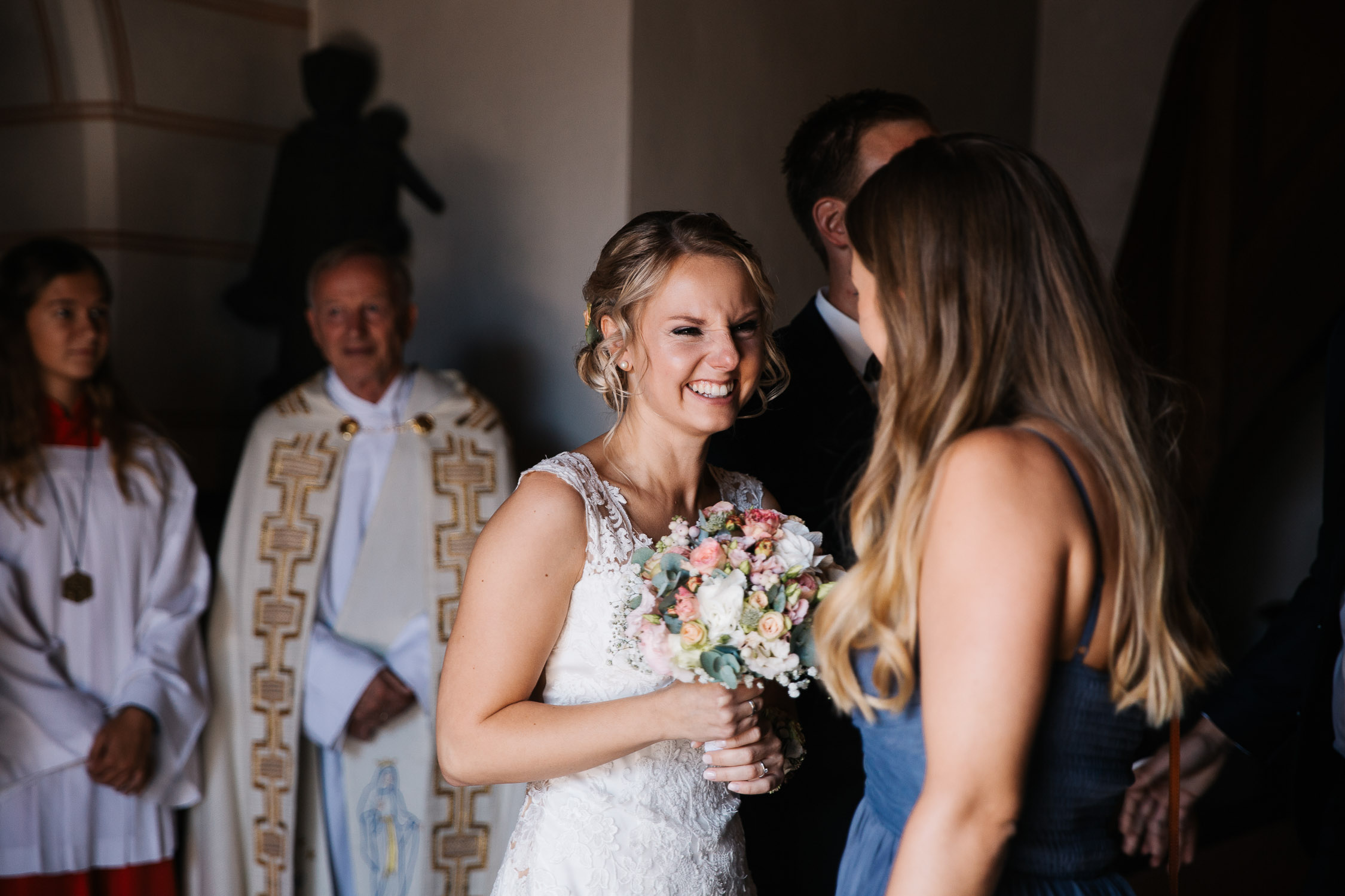 Nina-Buschenhofen-Reportage-Hochzeit-Hotel-Post-Wiehl-Köln-Fotografie-Scheune-Kirche-Vintage