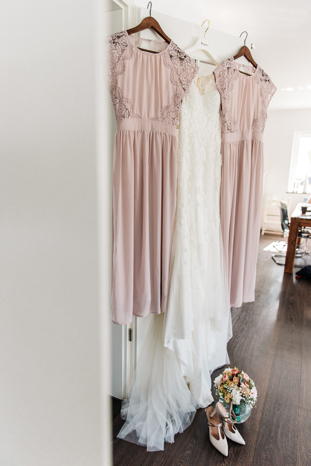 Nina-Buschenhofen-Reportage-Hochzeit-Hotel-Post-Wiehl-Köln-Fotografie-Scheune-Kirche-Vintage