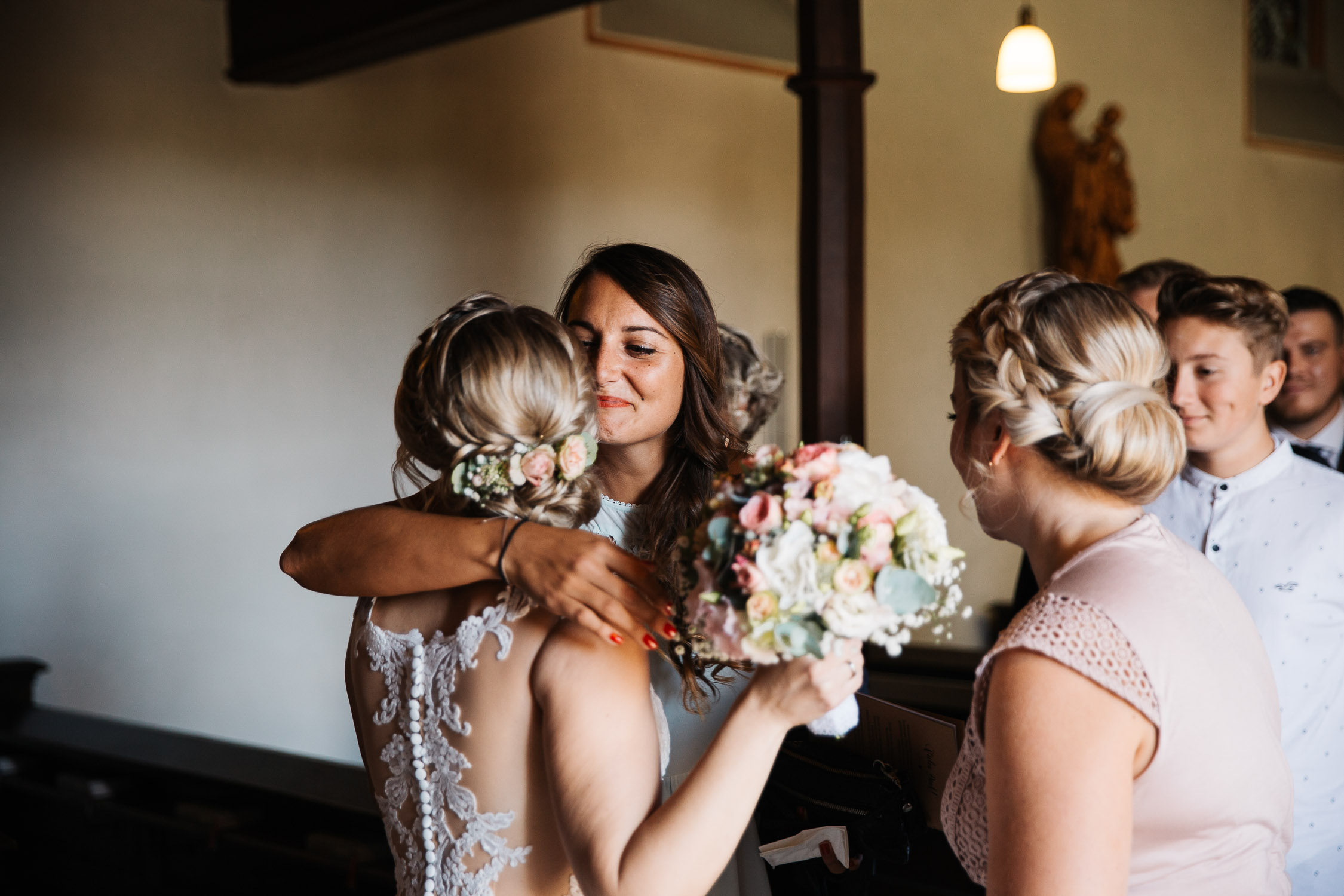 Nina-Buschenhofen-Reportage-Hochzeit-Hotel-Post-Wiehl-Köln-Fotografie-Scheune-Kirche-Vintage