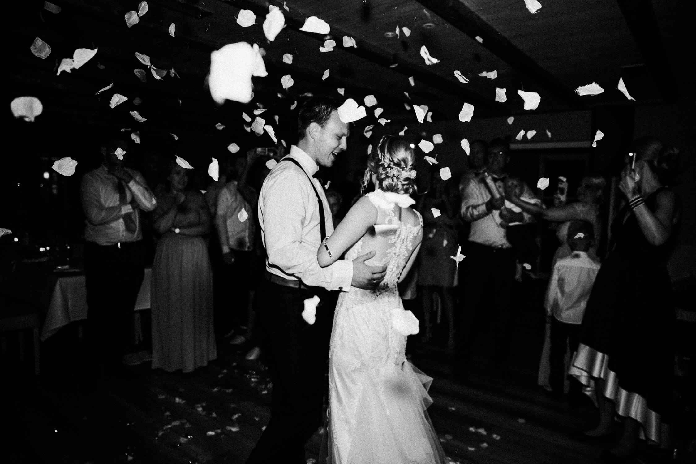 Nina-Buschenhofen-Reportage-Hochzeit-Hotel-Post-Wiehl-Köln-Fotografie-Scheune-Kirche-Vintage