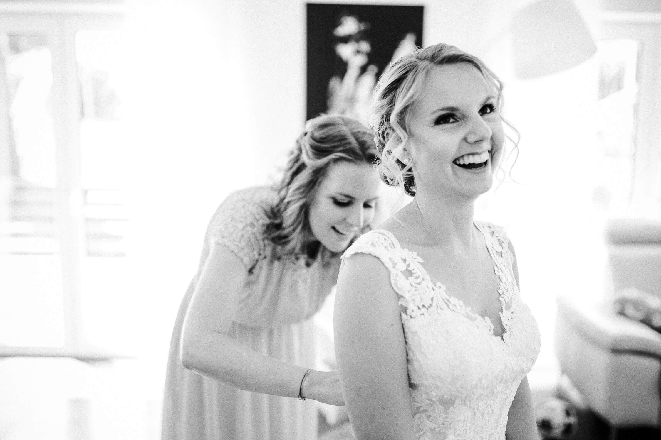 Nina-Buschenhofen-Reportage-Hochzeit-Hotel-Post-Wiehl-Köln-Fotografie-Scheune-Kirche-Vintage