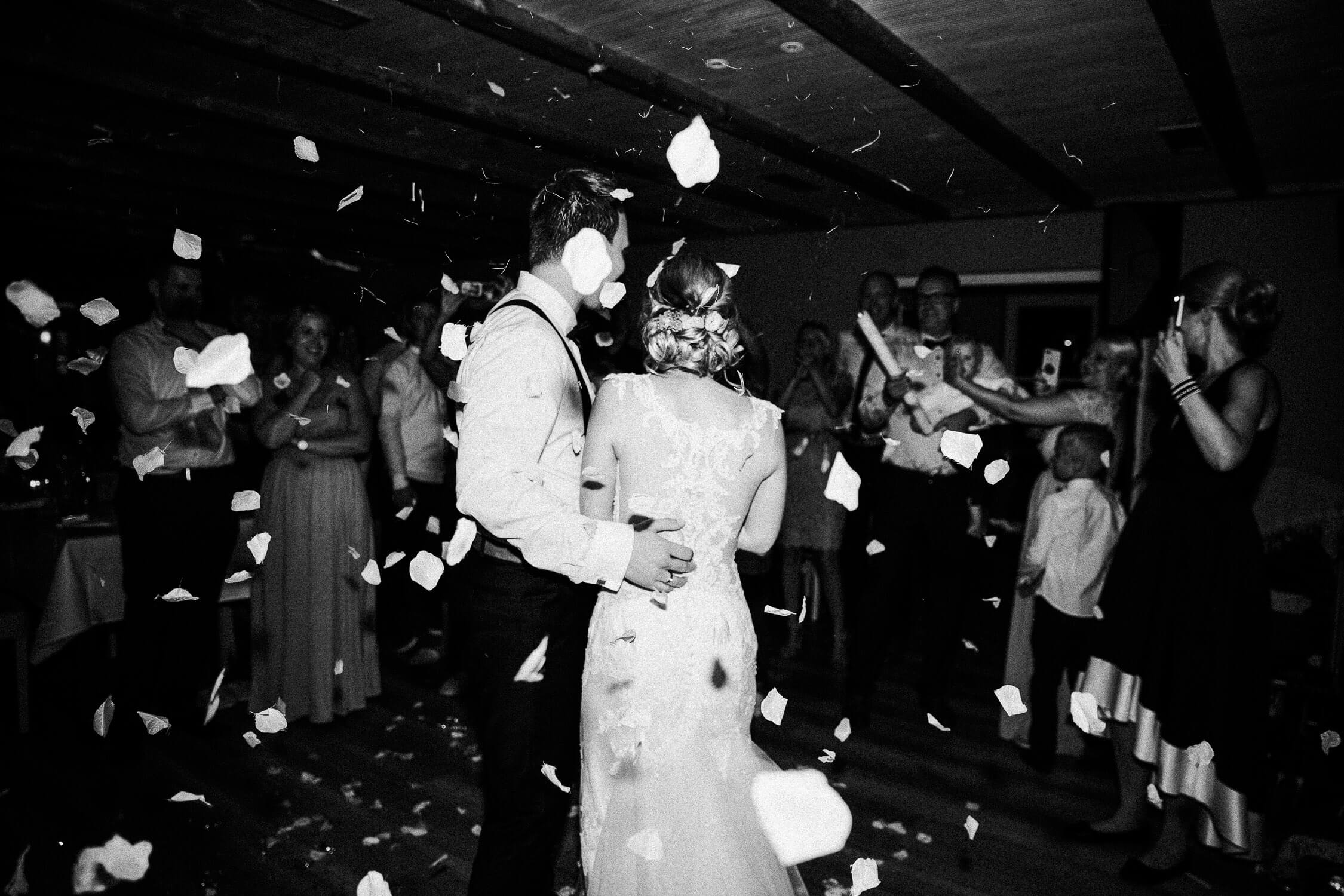 Nina-Buschenhofen-Reportage-Hochzeit-Hotel-Post-Wiehl-Köln-Fotografie-Scheune-Kirche-Vintage