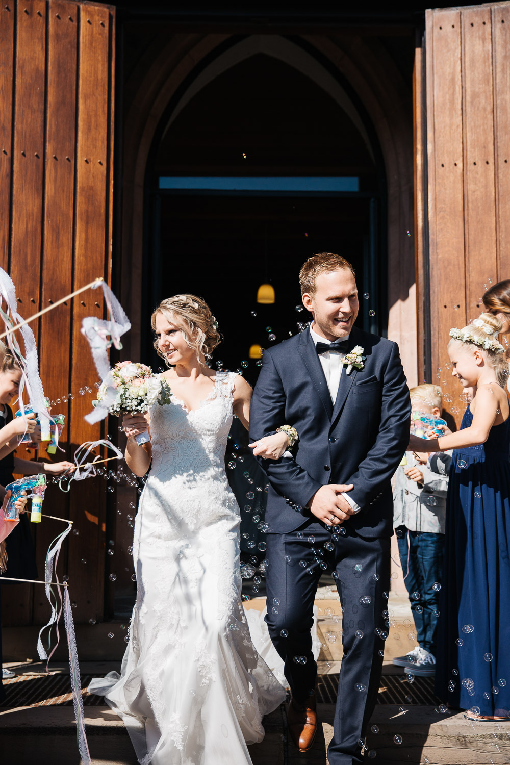 Nina-Buschenhofen-Reportage-Hochzeit-Hotel-Post-Wiehl-Köln-Fotografie-Scheune-Kirche-Vintage