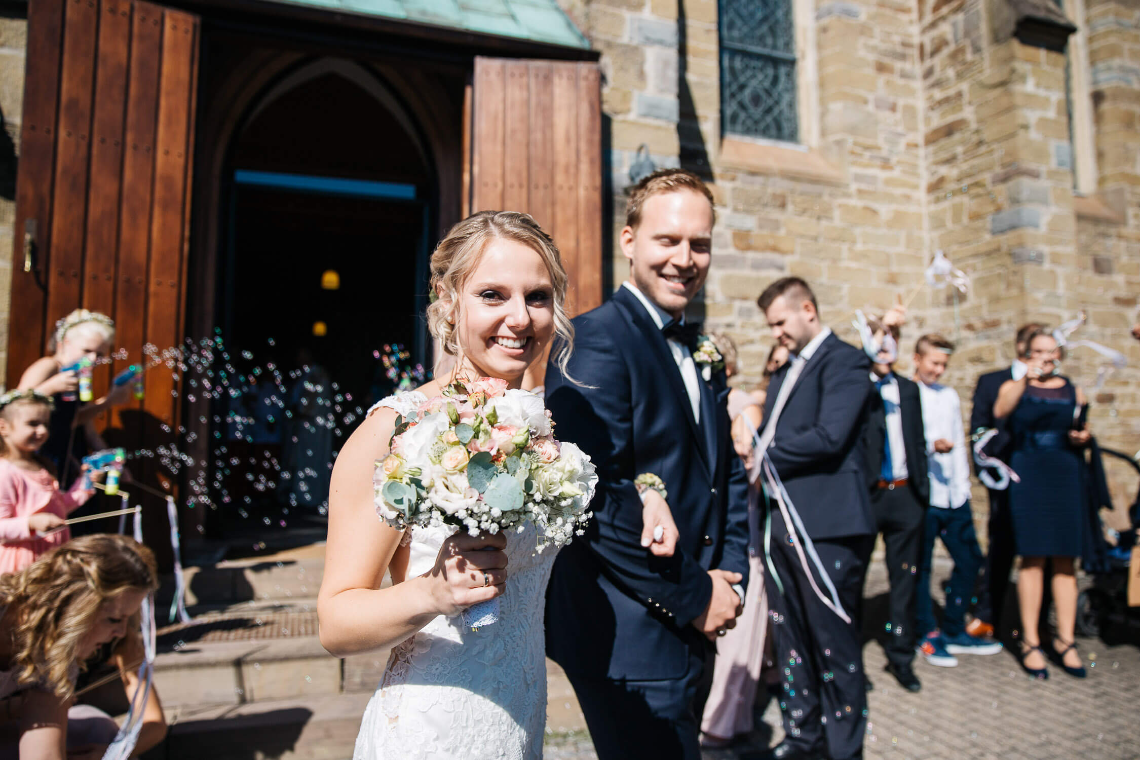 Nina-Buschenhofen-Reportage-Hochzeit-Hotel-Post-Wiehl-Köln-Fotografie-Scheune-Kirche-Vintage