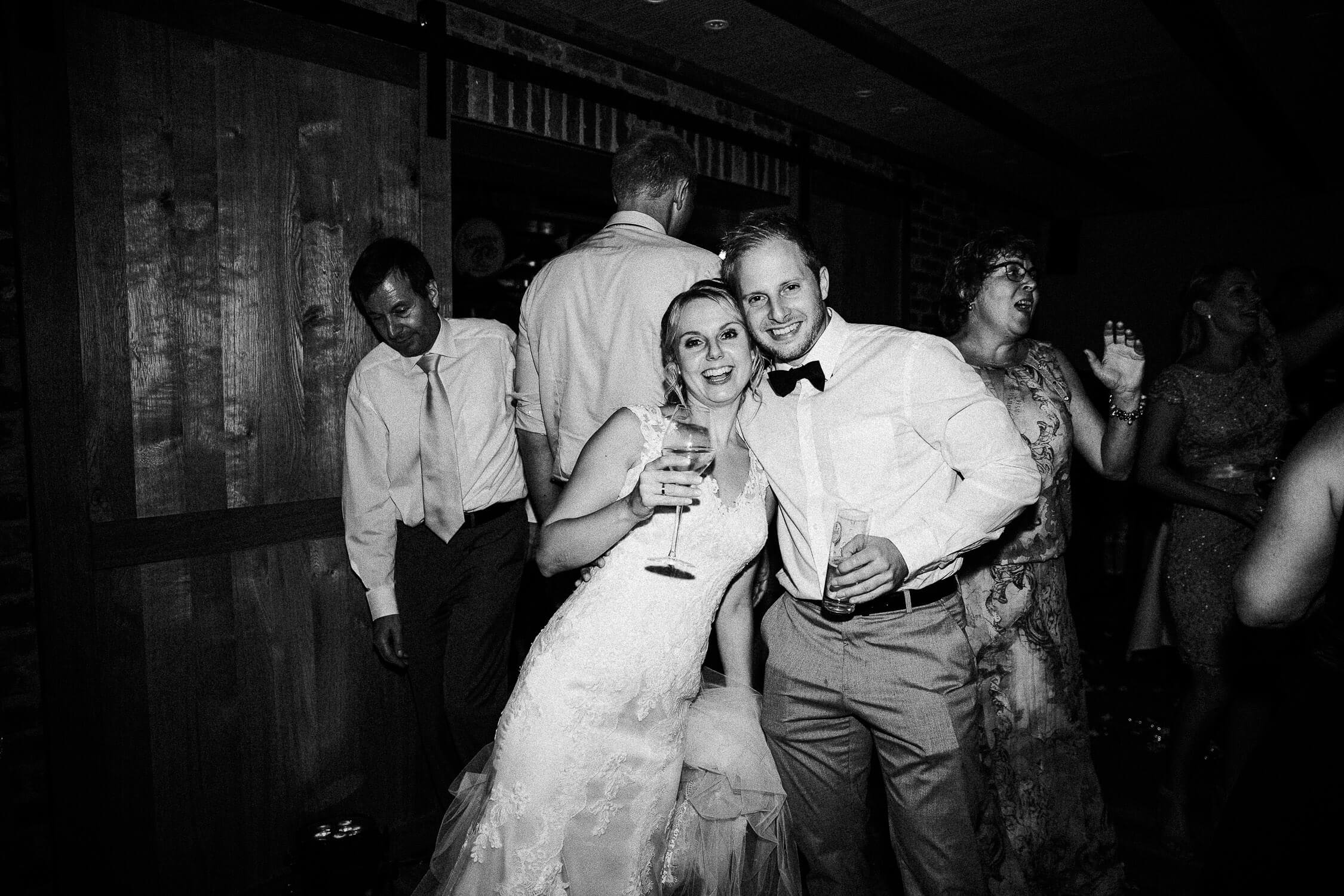 Nina-Buschenhofen-Reportage-Hochzeit-Hotel-Post-Wiehl-Köln-Fotografie-Scheune-Kirche-Vintage