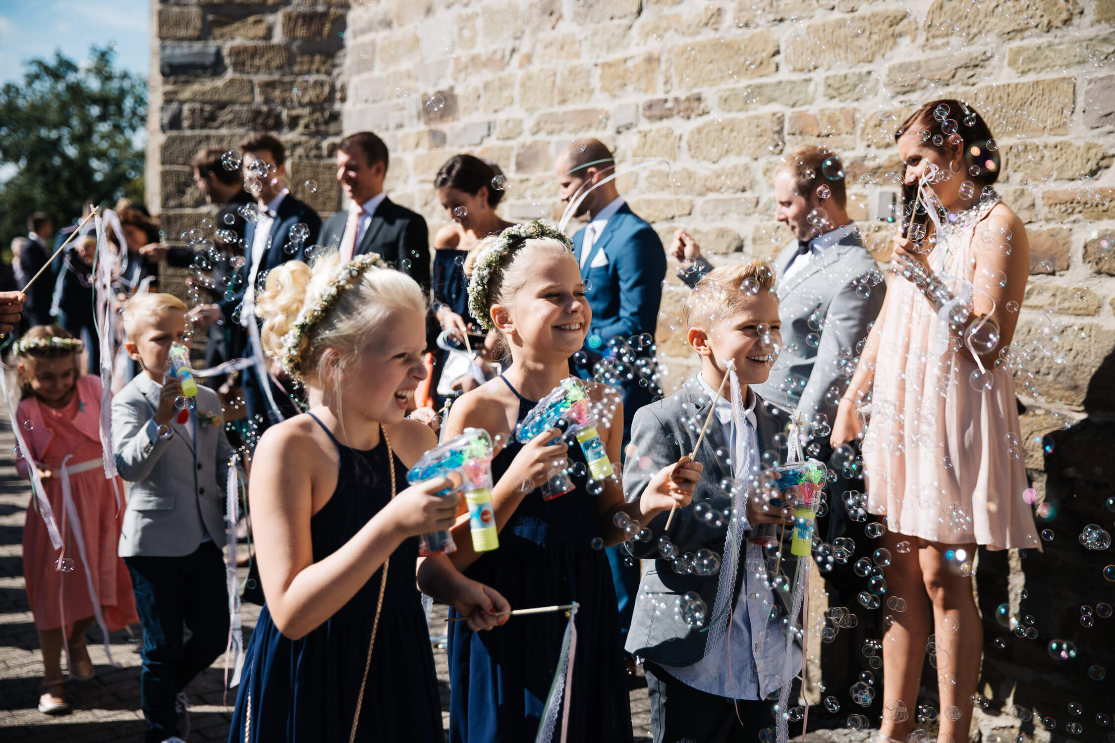 Nina-Buschenhofen-Reportage-Hochzeit-Hotel-Post-Wiehl-Köln-Fotografie-Scheune-Kirche-Vintage
