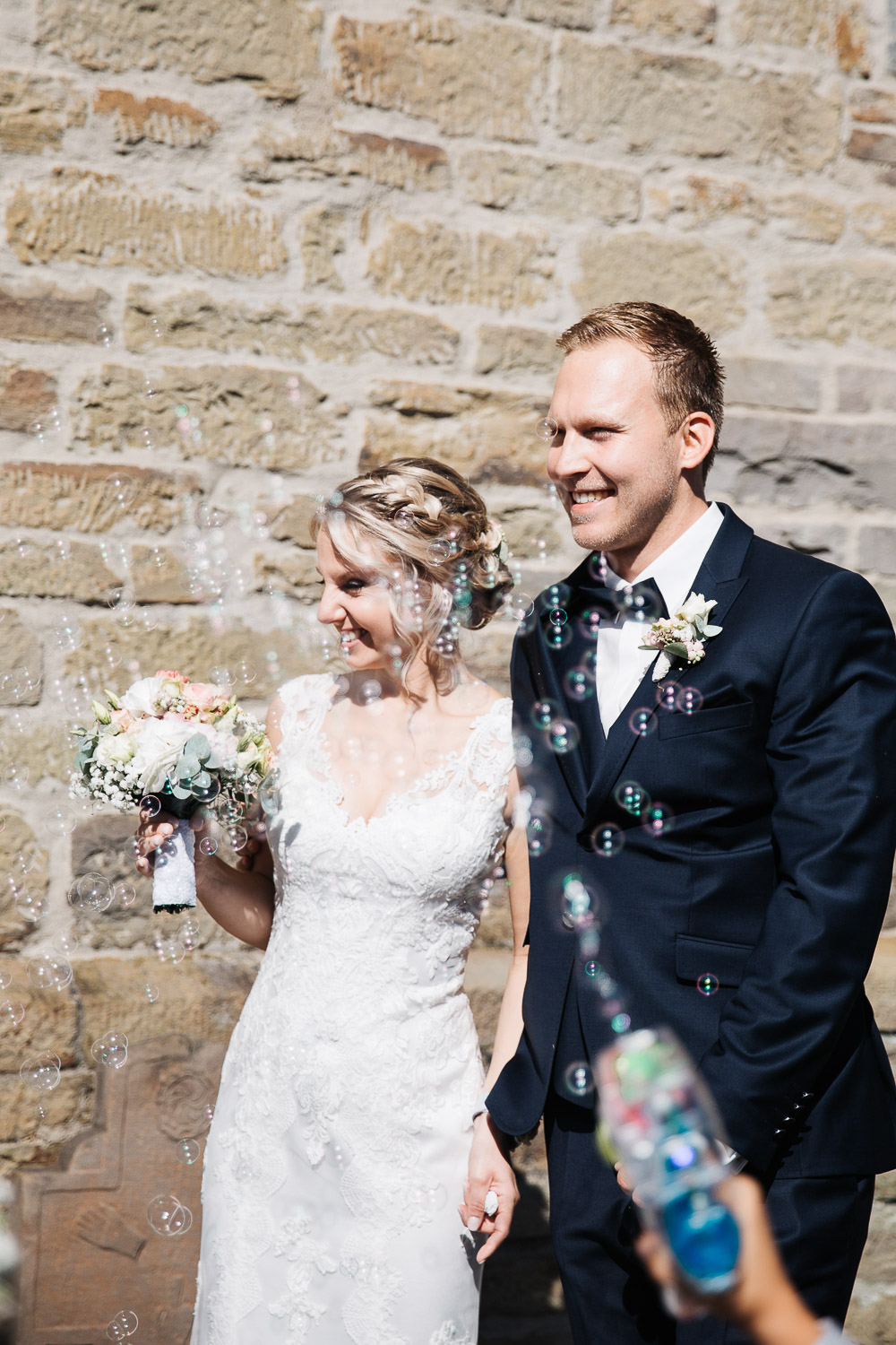 Nina-Buschenhofen-Reportage-Hochzeit-Hotel-Post-Wiehl-Köln-Fotografie-Scheune-Kirche-Vintage
