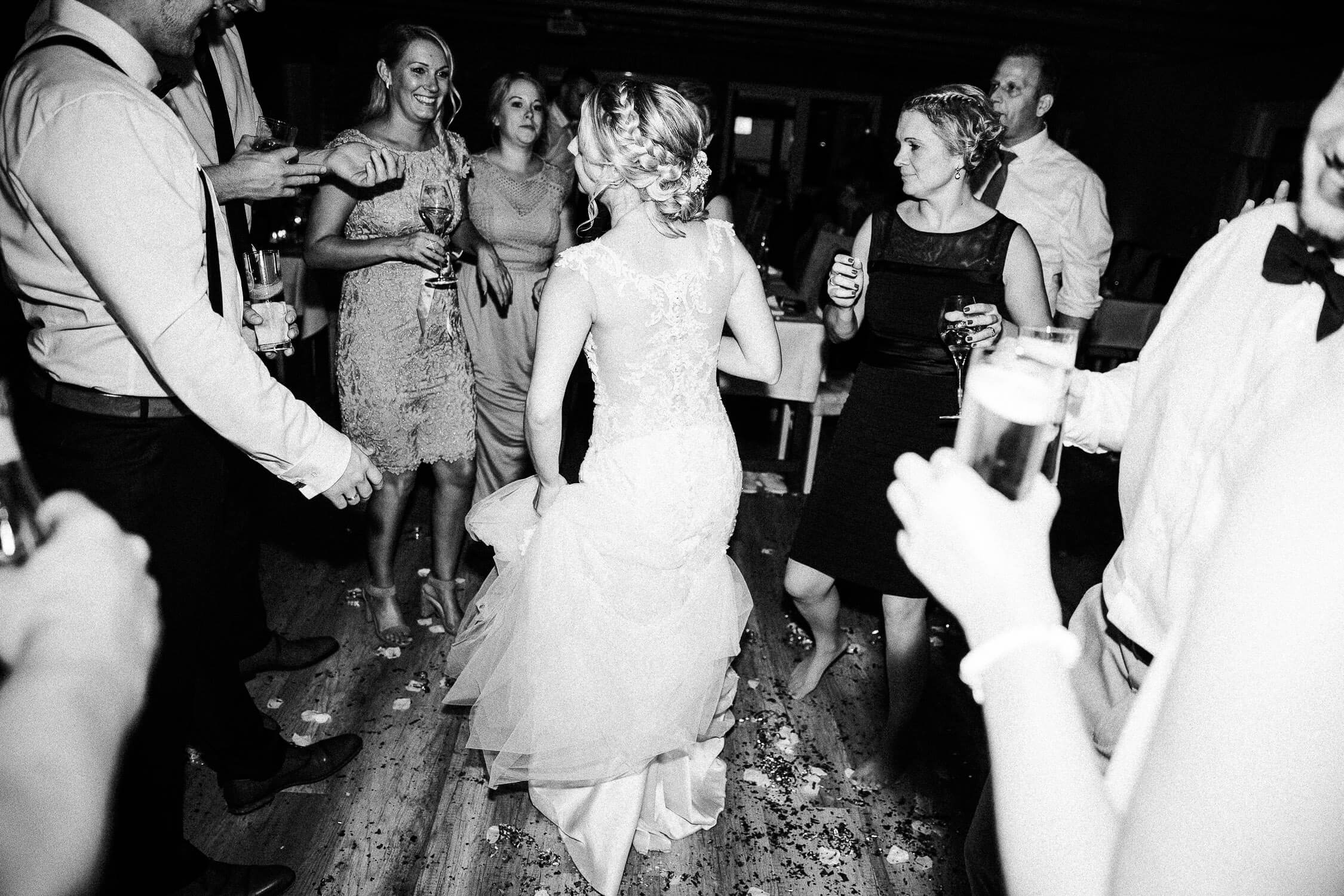 Nina-Buschenhofen-Reportage-Hochzeit-Hotel-Post-Wiehl-Köln-Fotografie-Scheune-Kirche-Vintage