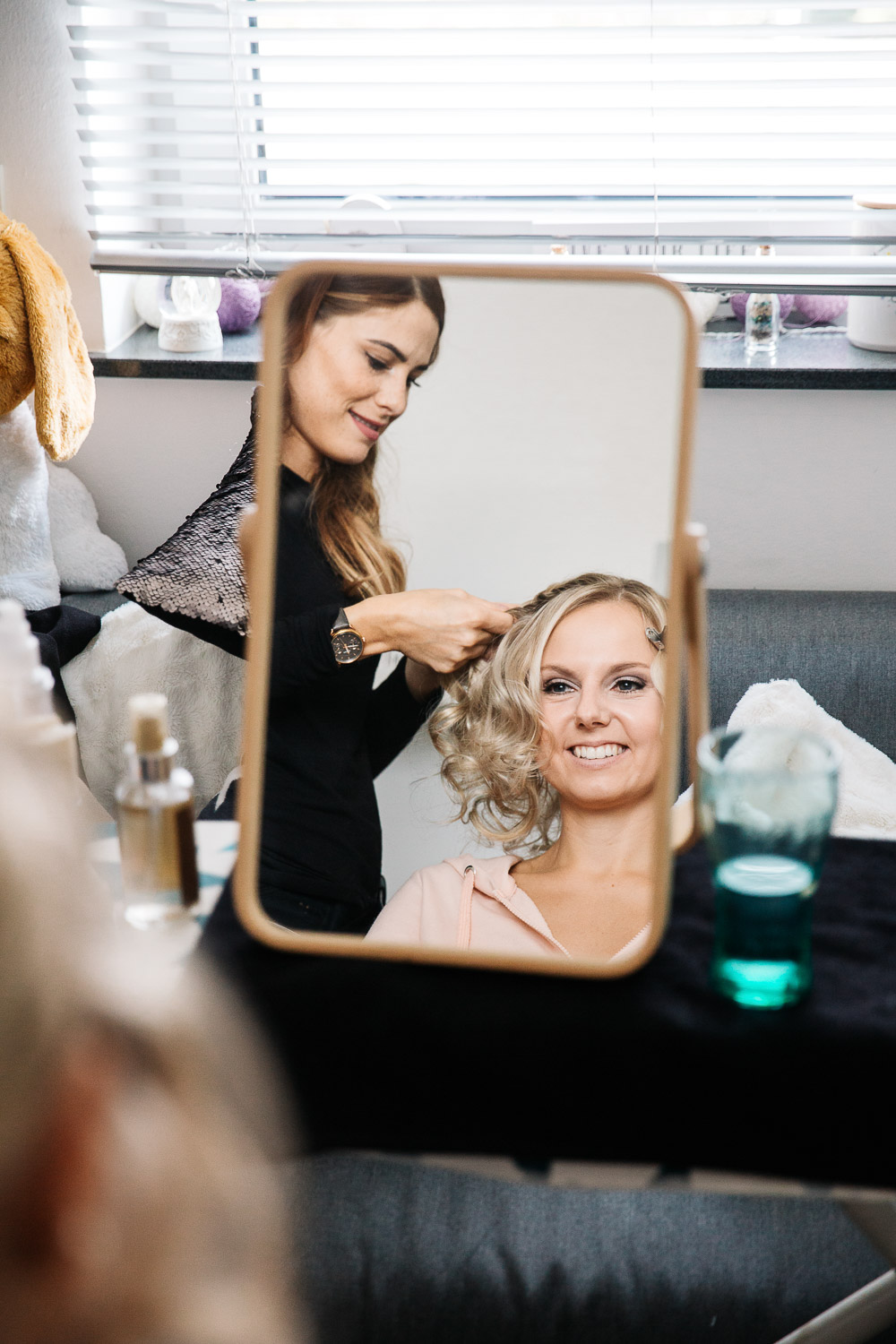 Nina-Buschenhofen-Reportage-Hochzeit-Hotel-Post-Wiehl-Köln-Fotografie-Scheune-Kirche-Vintage