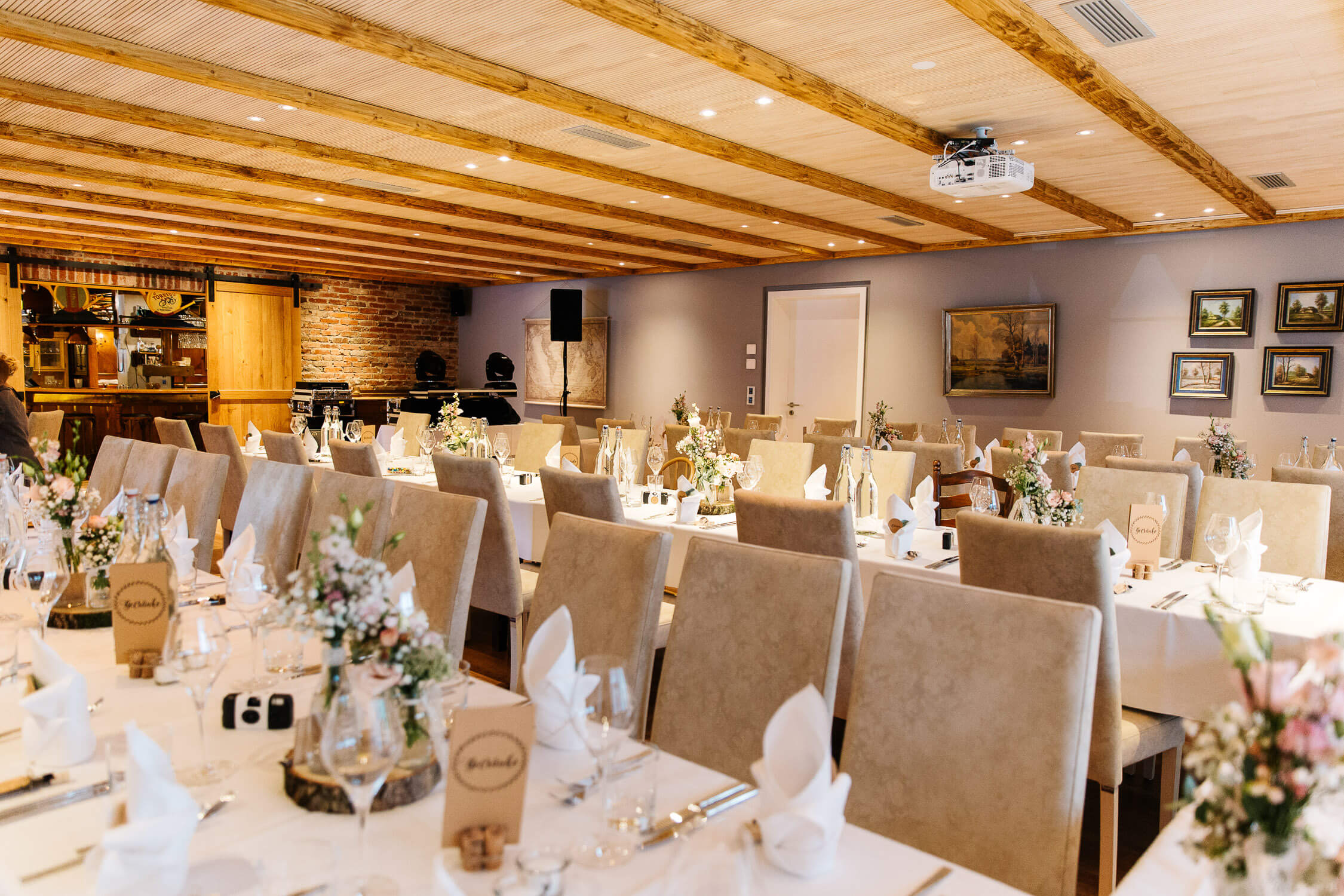 Nina-Buschenhofen-Reportage-Hochzeit-Hotel-Post-Wiehl-Köln-Fotografie-Scheune-Kirche-Vintage