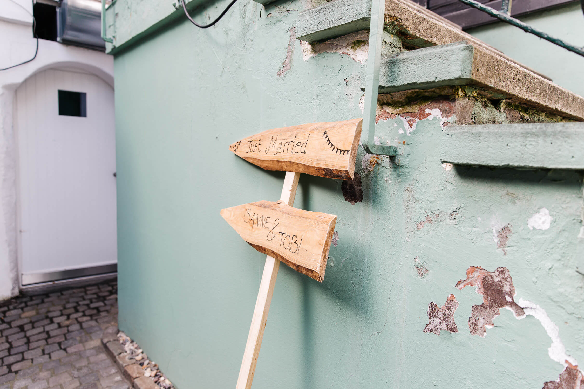 Nina-Buschenhofen-Reportage-Hochzeit-Hotel-Post-Wiehl-Köln-Fotografie-Scheune-Kirche-Vintage