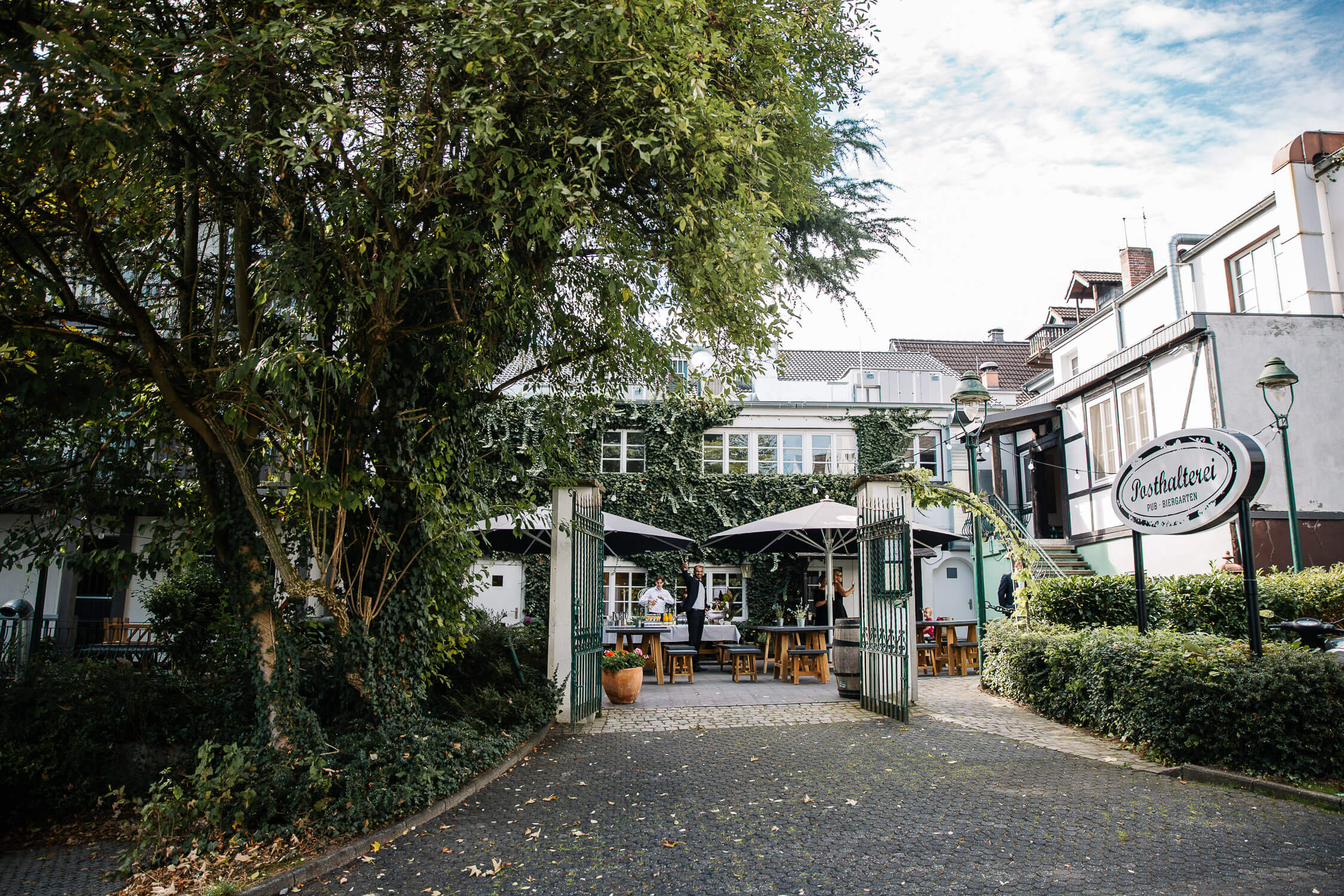 Nina-Buschenhofen-Reportage-Hochzeit-Hotel-Post-Wiehl-Köln-Fotografie-Scheune-Kirche-Vintage