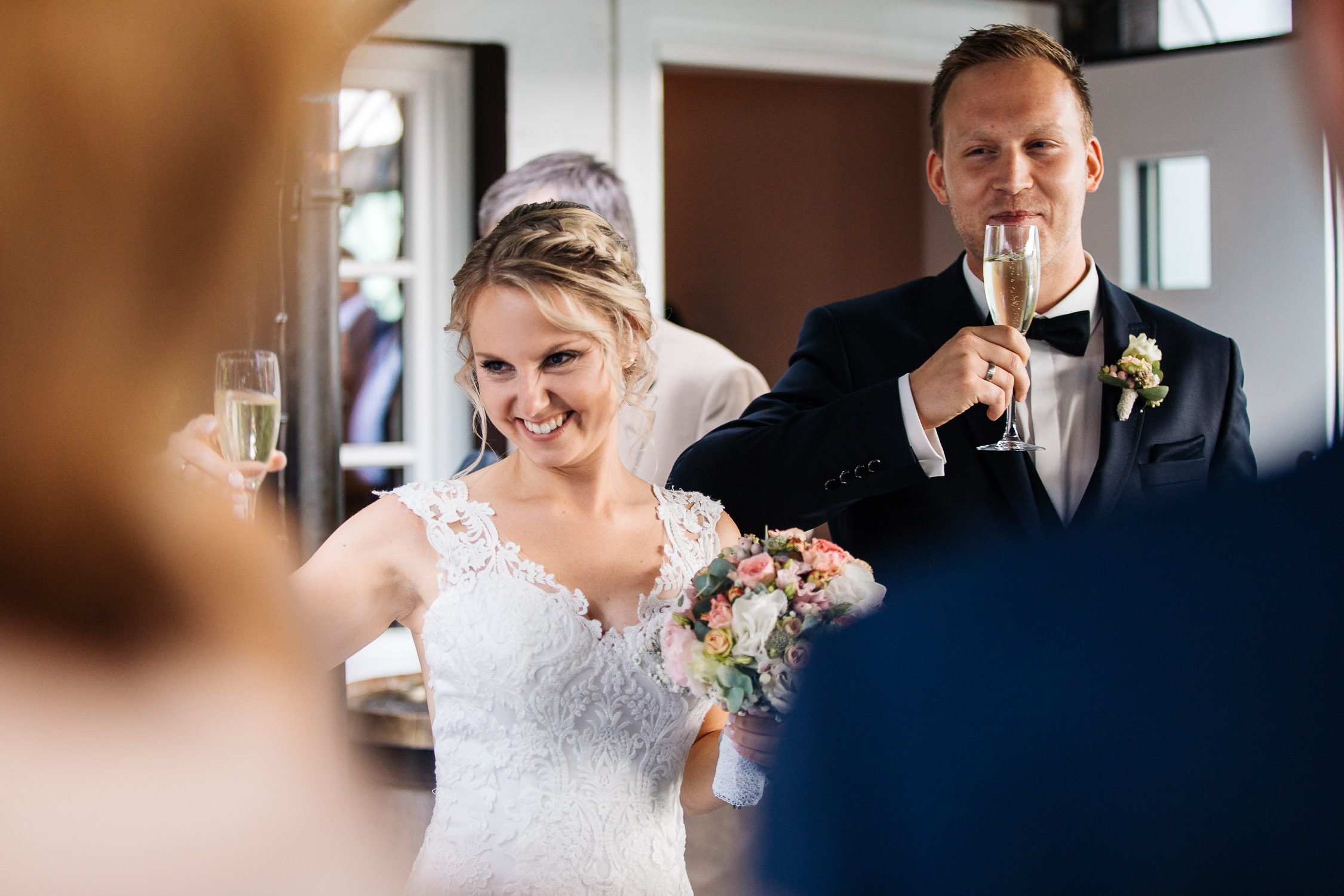 Nina-Buschenhofen-Reportage-Hochzeit-Hotel-Post-Wiehl-Köln-Fotografie-Scheune-Kirche-Vintage