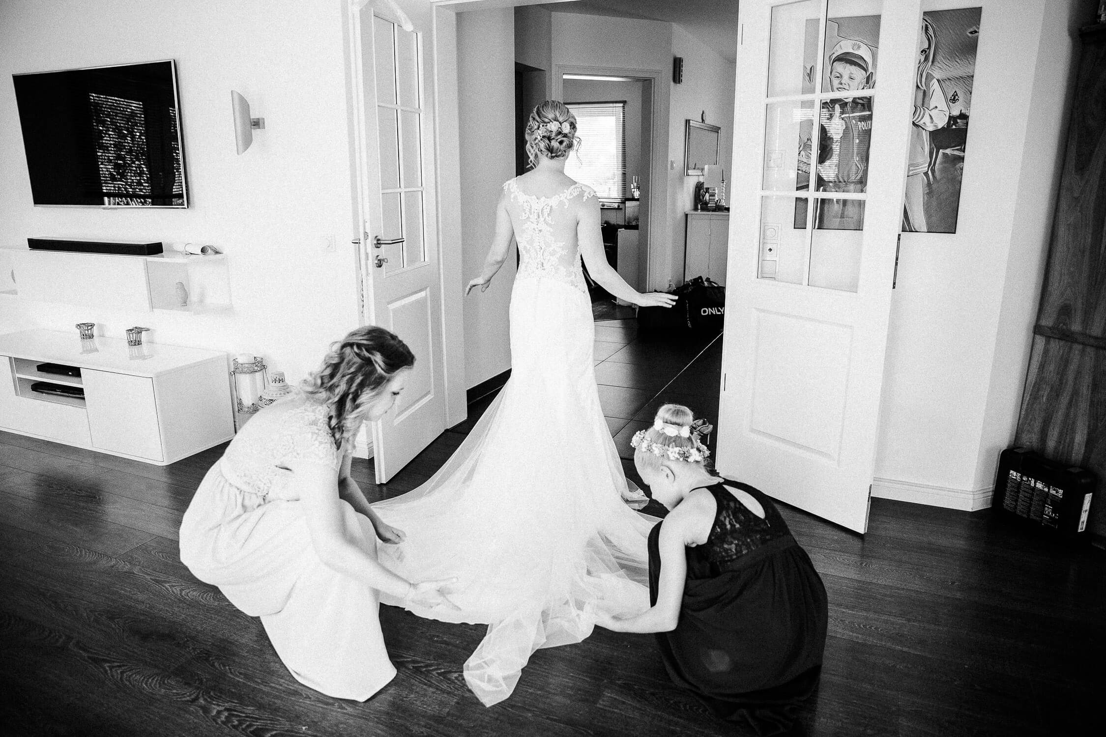 Nina-Buschenhofen-Reportage-Hochzeit-Hotel-Post-Wiehl-Köln-Fotografie-Scheune-Kirche-Vintage