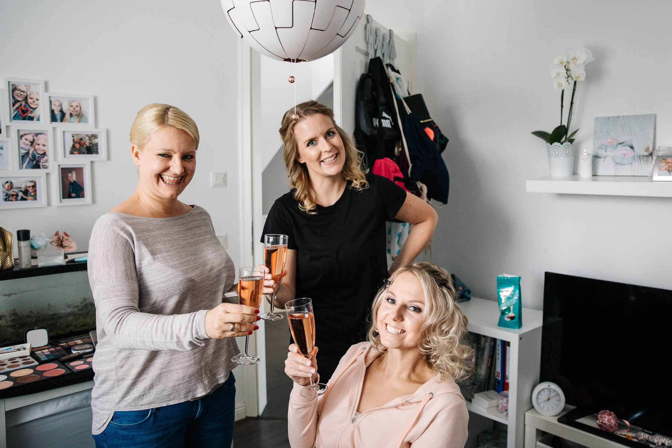 Nina-Buschenhofen-Reportage-Hochzeit-Hotel-Post-Wiehl-Köln-Fotografie-Scheune-Kirche-Vintage