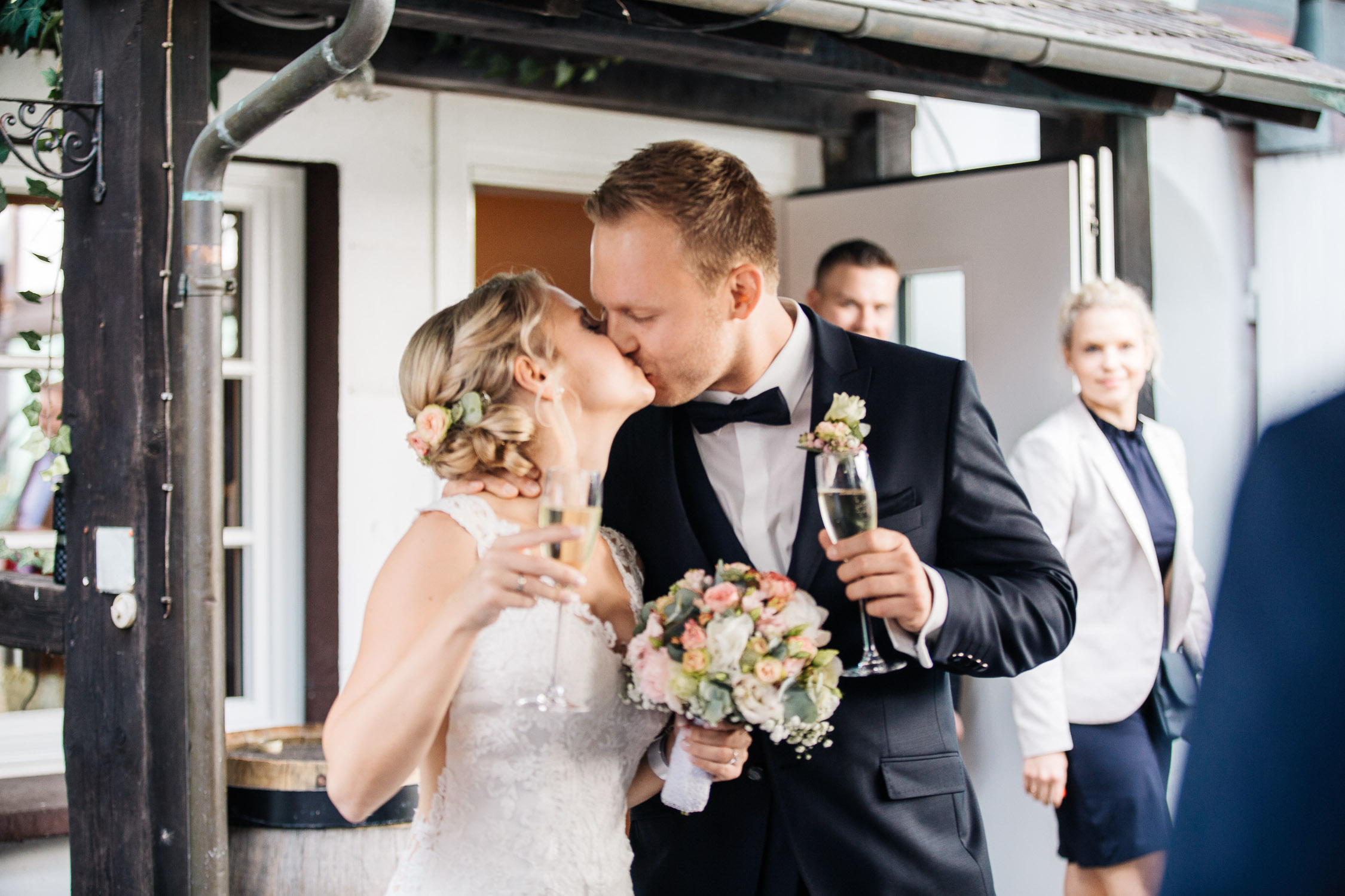 Nina-Buschenhofen-Reportage-Hochzeit-Hotel-Post-Wiehl-Köln-Fotografie-Scheune-Kirche-Vintage