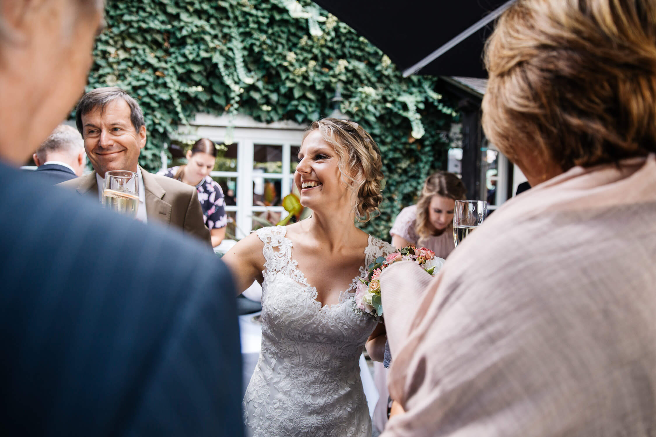 Nina-Buschenhofen-Reportage-Hochzeit-Hotel-Post-Wiehl-Köln-Fotografie-Scheune-Kirche-Vintage
