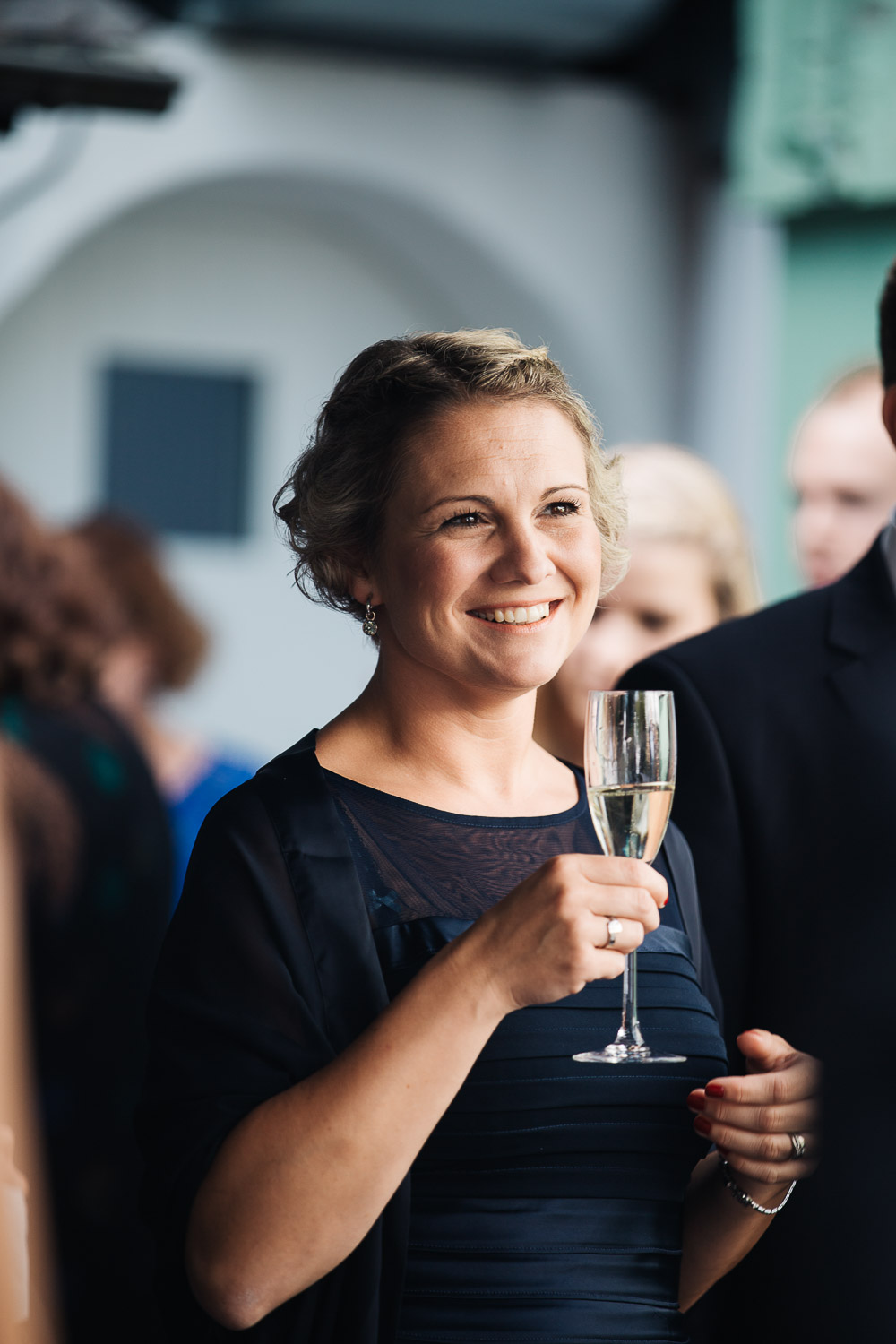 Nina-Buschenhofen-Reportage-Hochzeit-Hotel-Post-Wiehl-Köln-Fotografie-Scheune-Kirche-Vintage