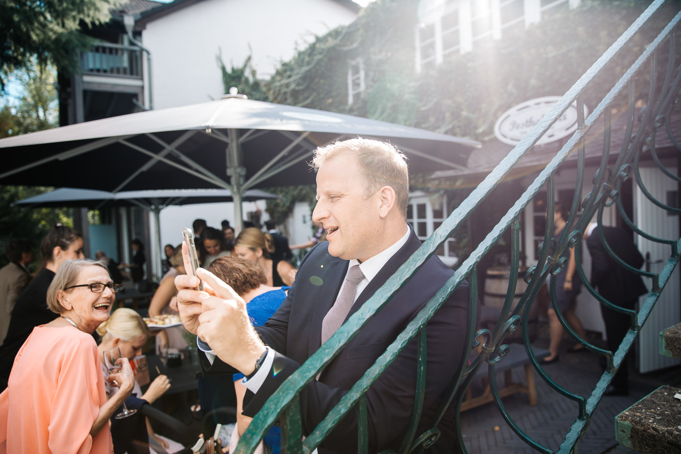 Nina-Buschenhofen-Reportage-Hochzeit-Hotel-Post-Wiehl-Köln-Fotografie-Scheune-Kirche-Vintage
