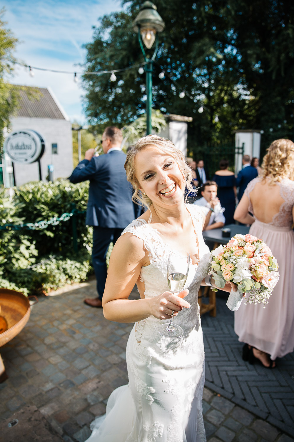 Nina-Buschenhofen-Reportage-Hochzeit-Hotel-Post-Wiehl-Köln-Fotografie-Scheune-Kirche-Vintage