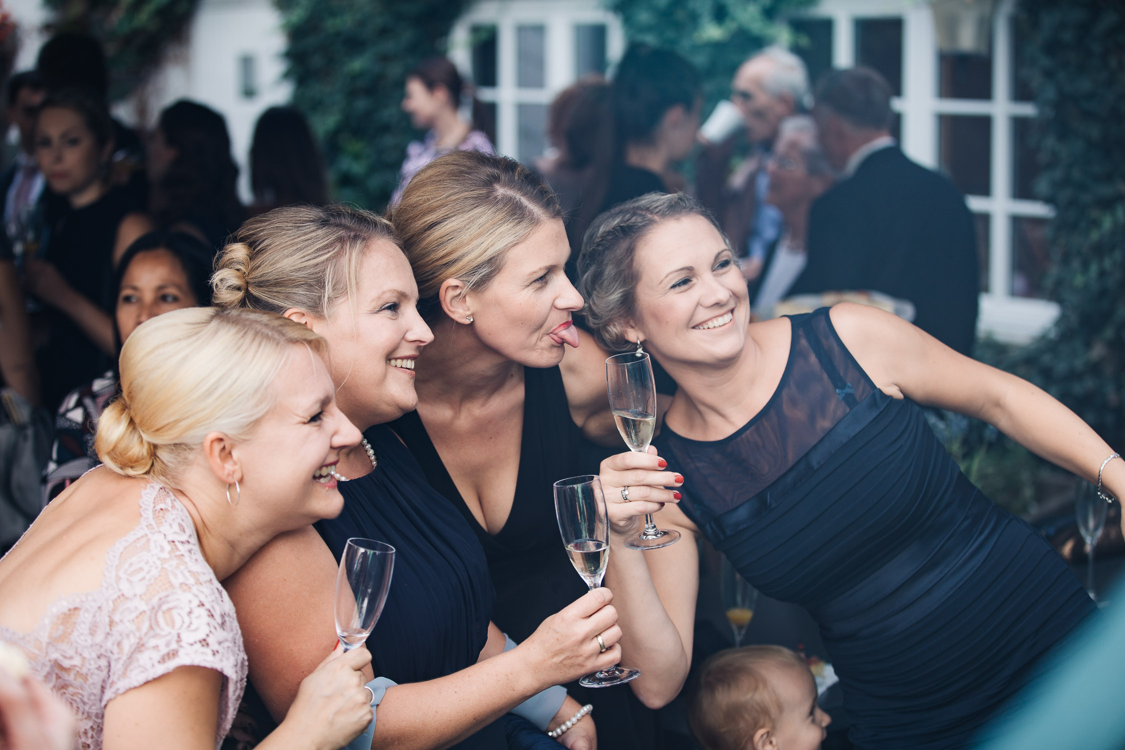 Nina-Buschenhofen-Reportage-Hochzeit-Hotel-Post-Wiehl-Köln-Fotografie-Scheune-Kirche-Vintage