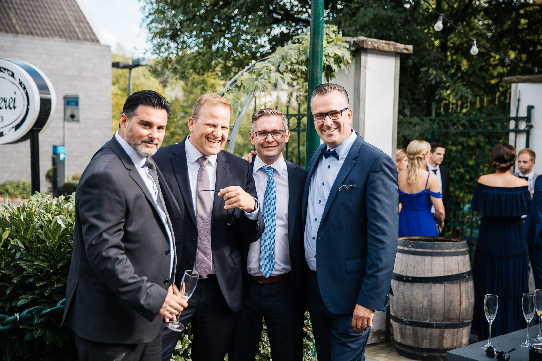 Nina-Buschenhofen-Reportage-Hochzeit-Hotel-Post-Wiehl-Köln-Fotografie-Scheune-Kirche-Vintage