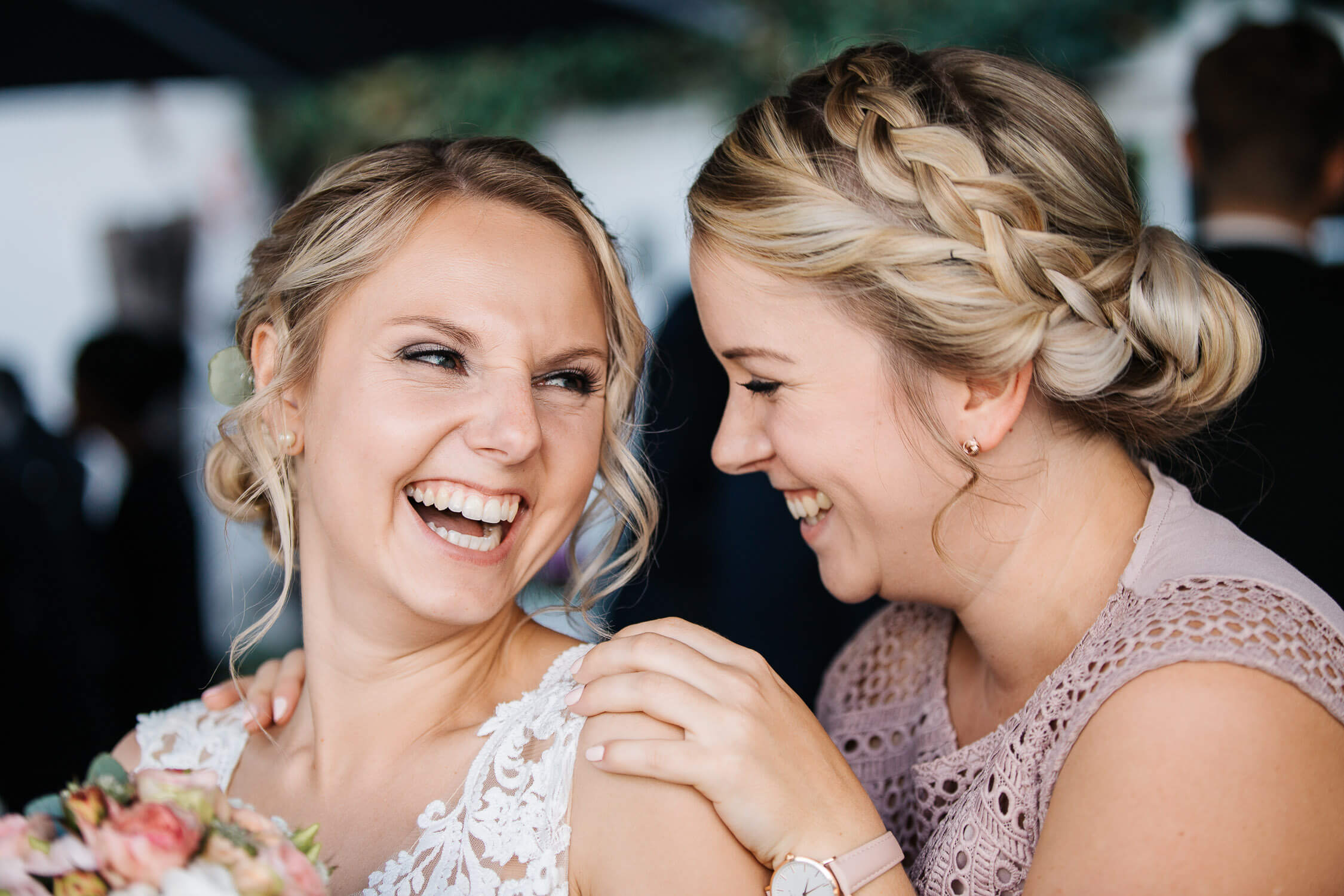 Nina-Buschenhofen-Reportage-Hochzeit-Hotel-Post-Wiehl-Köln-Fotografie-Scheune-Kirche-Vintage