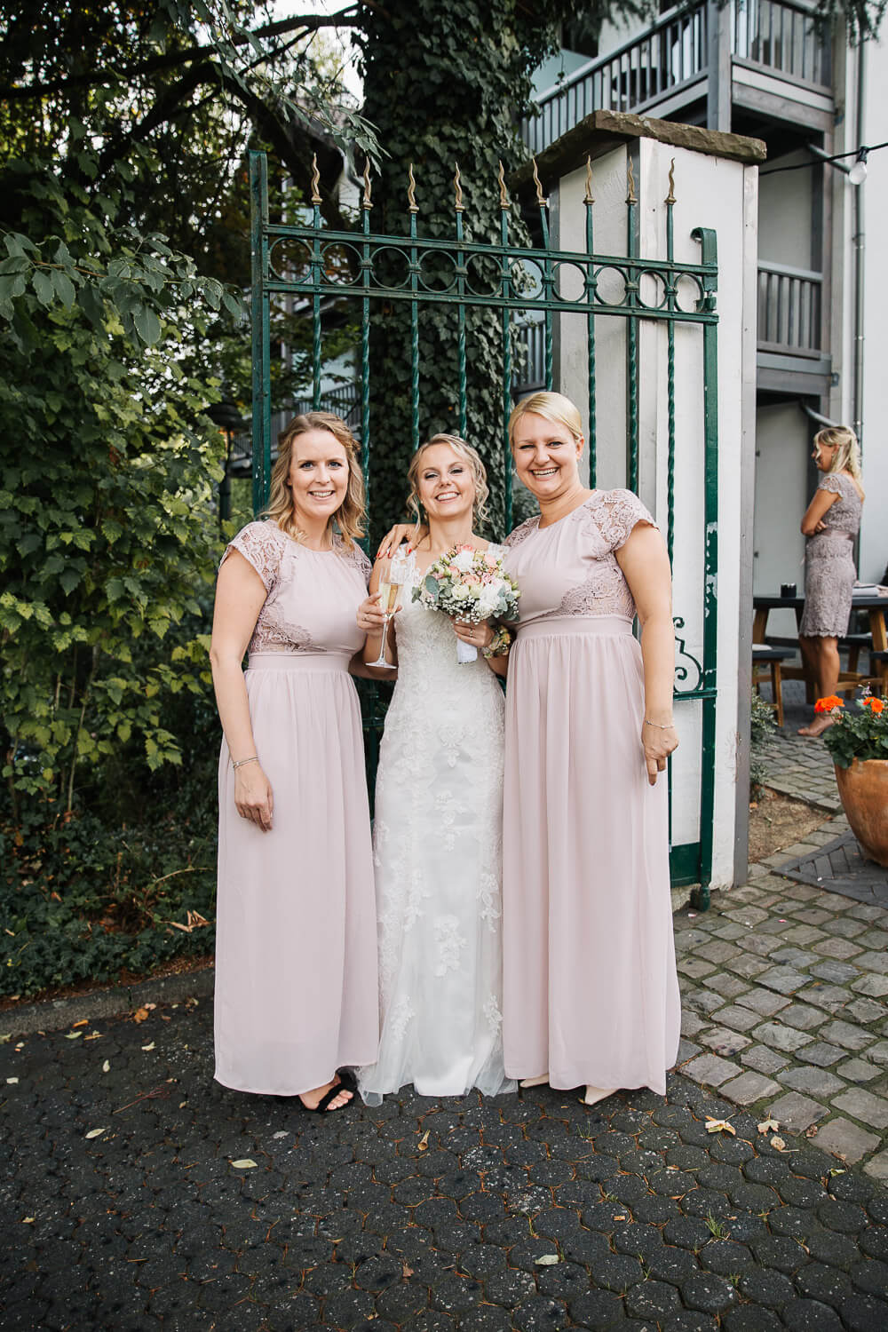 Nina-Buschenhofen-Reportage-Hochzeit-Hotel-Post-Wiehl-Köln-Fotografie-Scheune-Kirche-Vintage