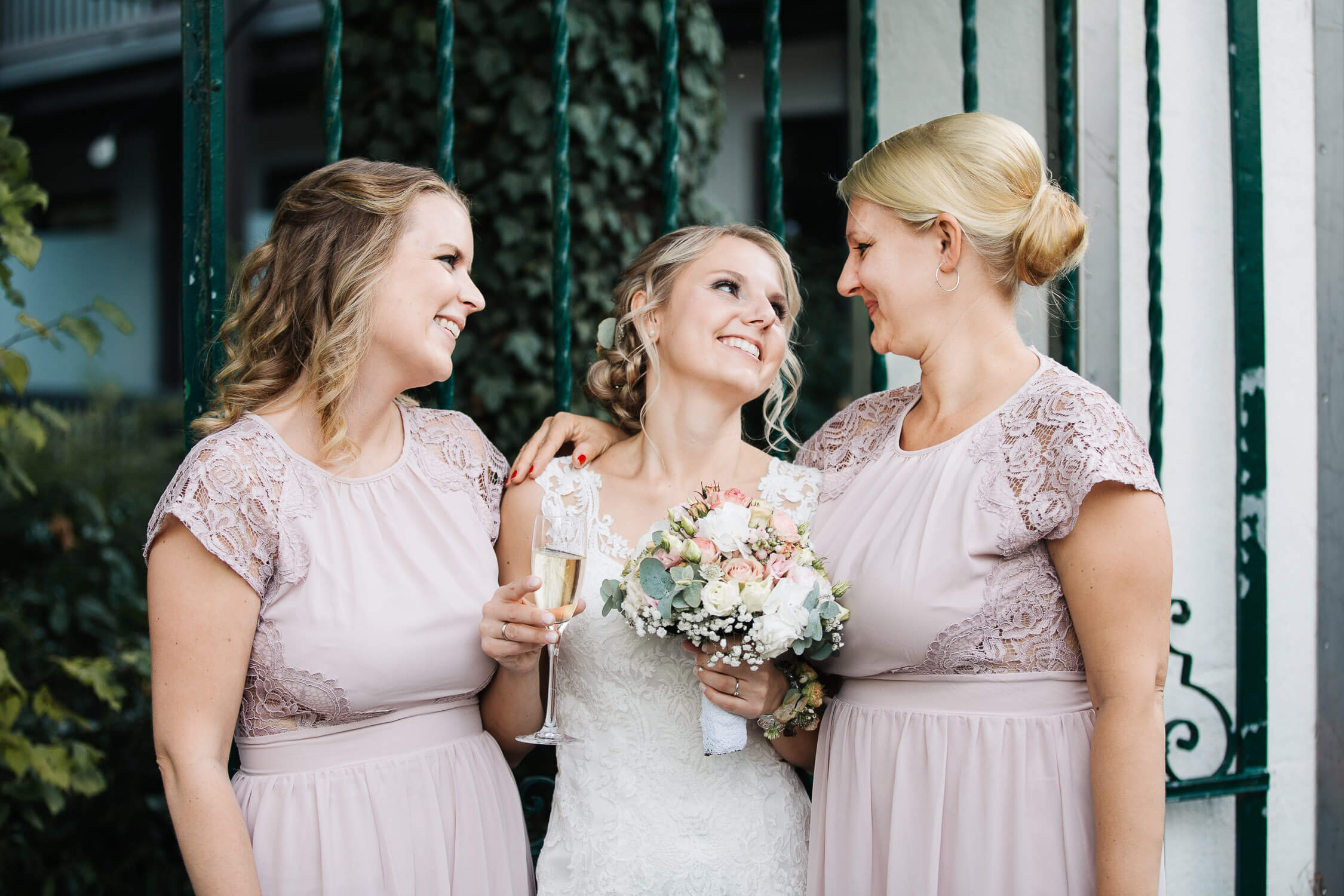 Nina-Buschenhofen-Reportage-Hochzeit-Hotel-Post-Wiehl-Köln-Fotografie-Scheune-Kirche-Vintage