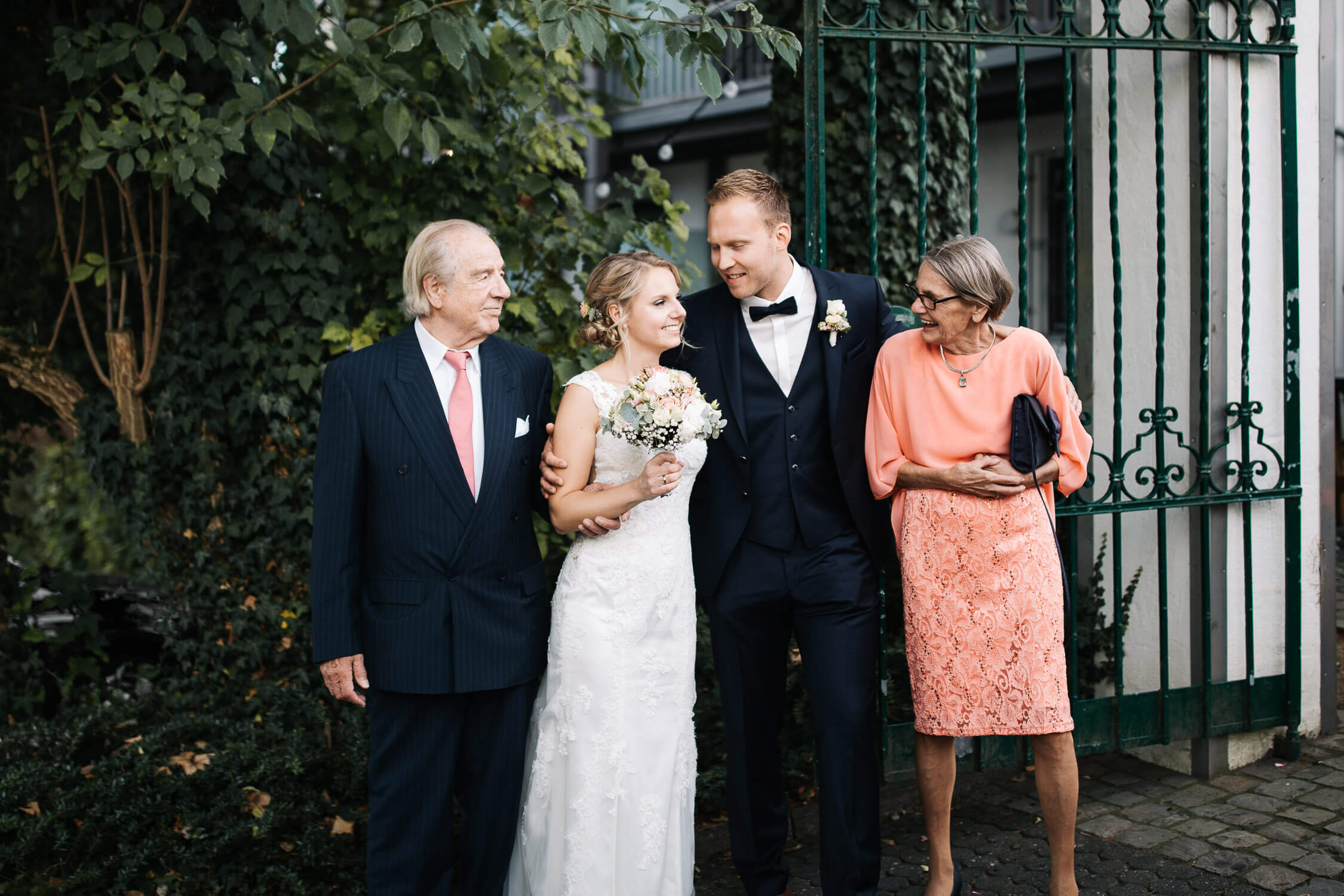 Nina-Buschenhofen-Reportage-Hochzeit-Hotel-Post-Wiehl-Köln-Fotografie-Scheune-Kirche-Vintage