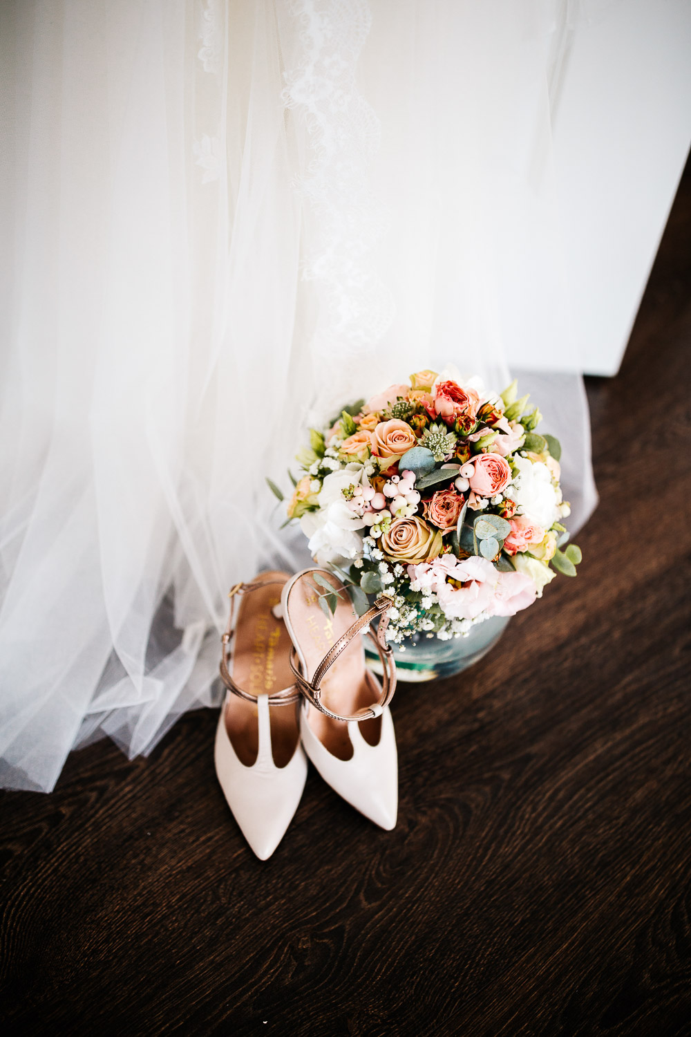 Nina-Buschenhofen-Reportage-Hochzeit-Hotel-Post-Wiehl-Köln-Fotografie-Scheune-Kirche-Vintage