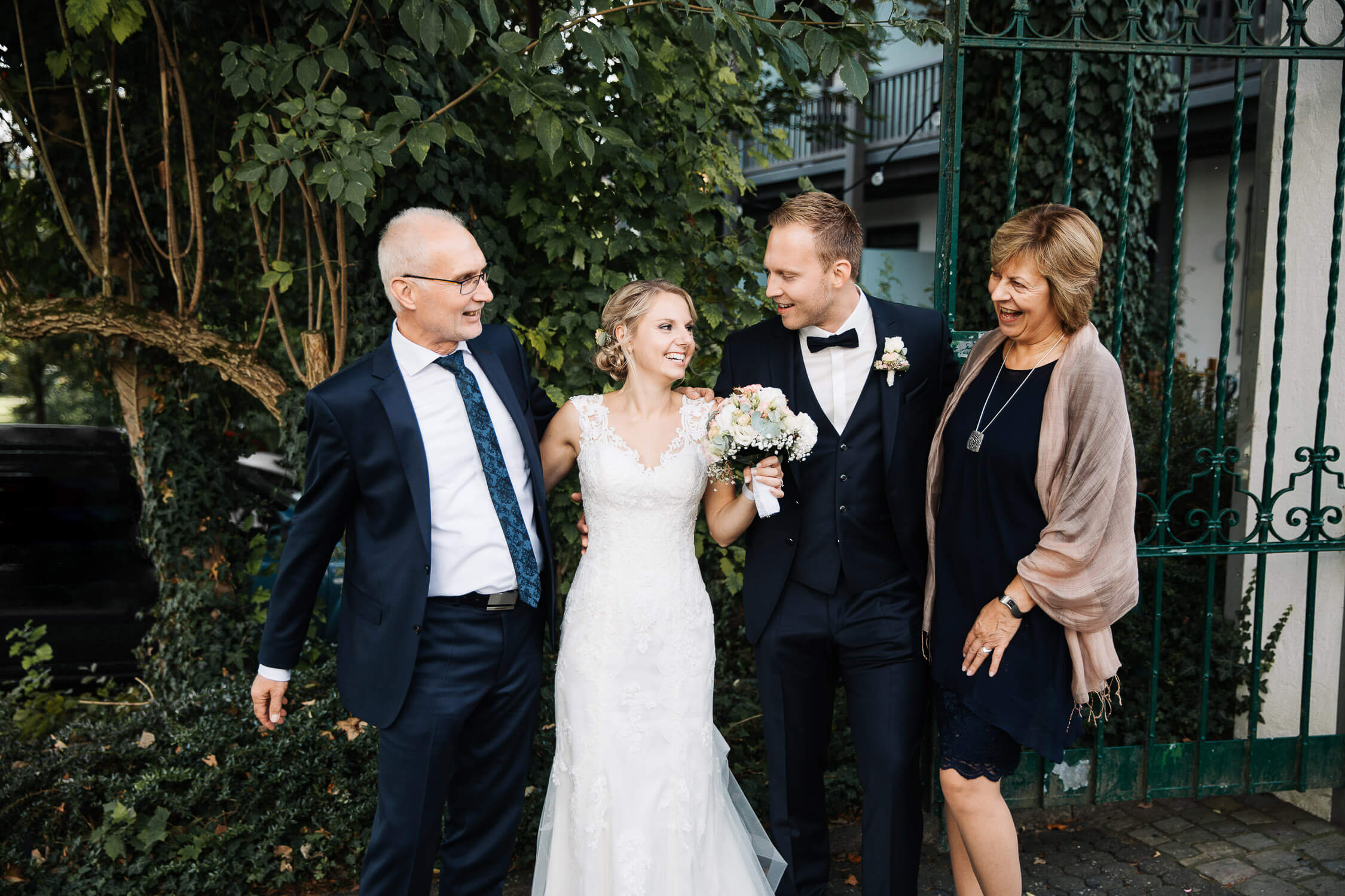 Nina-Buschenhofen-Reportage-Hochzeit-Hotel-Post-Wiehl-Köln-Fotografie-Scheune-Kirche-Vintage
