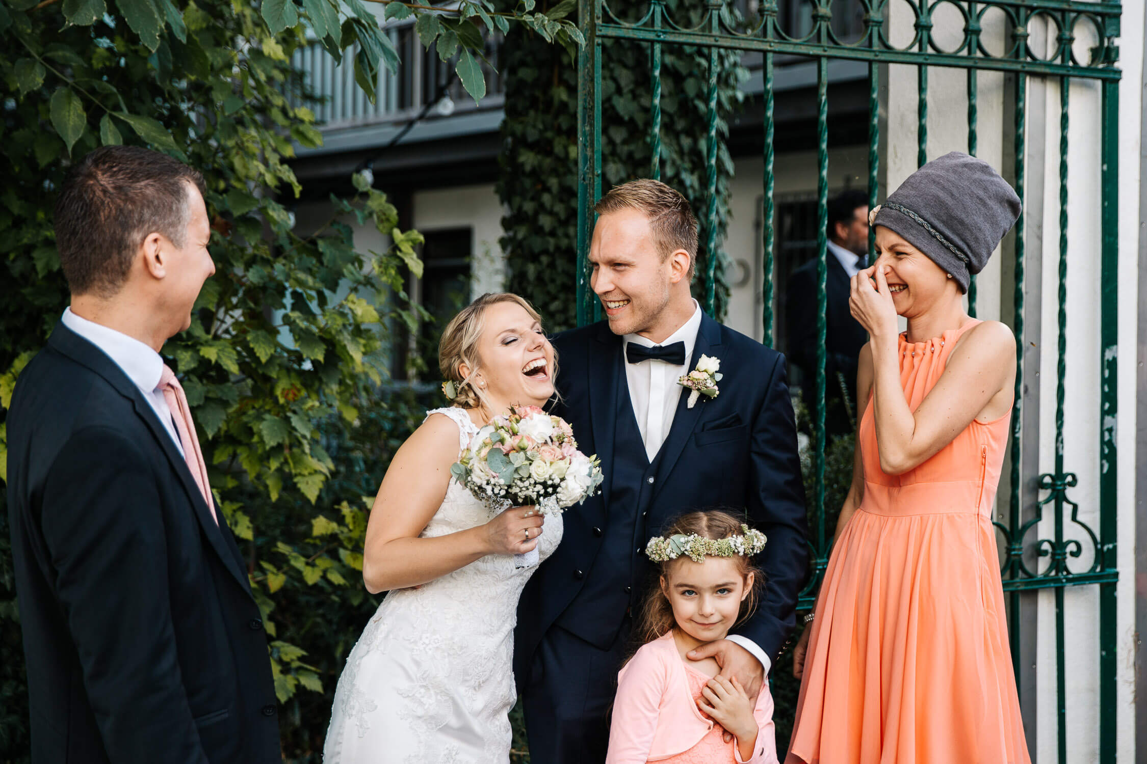 Nina-Buschenhofen-Reportage-Hochzeit-Hotel-Post-Wiehl-Köln-Fotografie-Scheune-Kirche-Vintage
