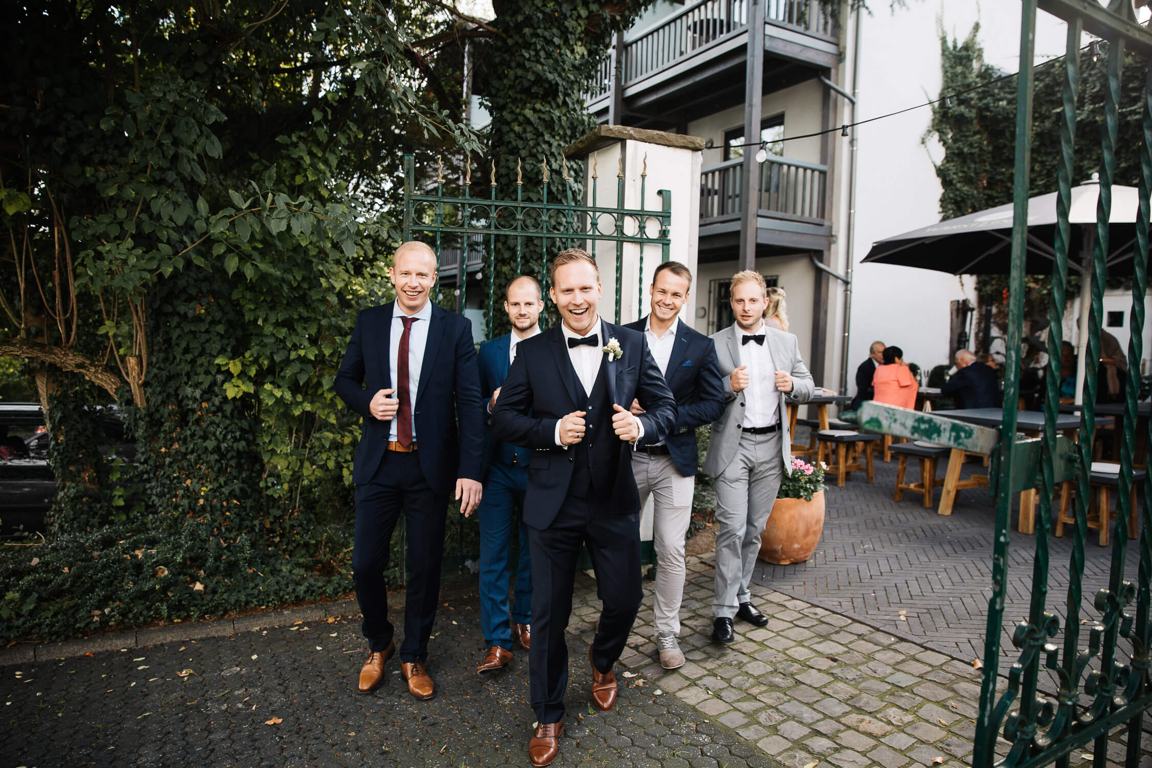 Nina-Buschenhofen-Reportage-Hochzeit-Hotel-Post-Wiehl-Köln-Fotografie-Scheune-Kirche-Vintage
